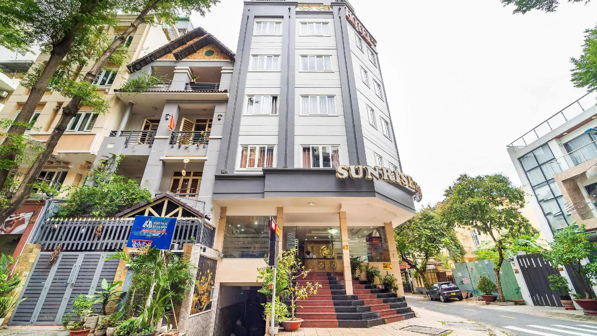 호치민 컬렉션 오 선라이즈 호텔 쭝선 롯데마트 근처 3성급 호텔 외관