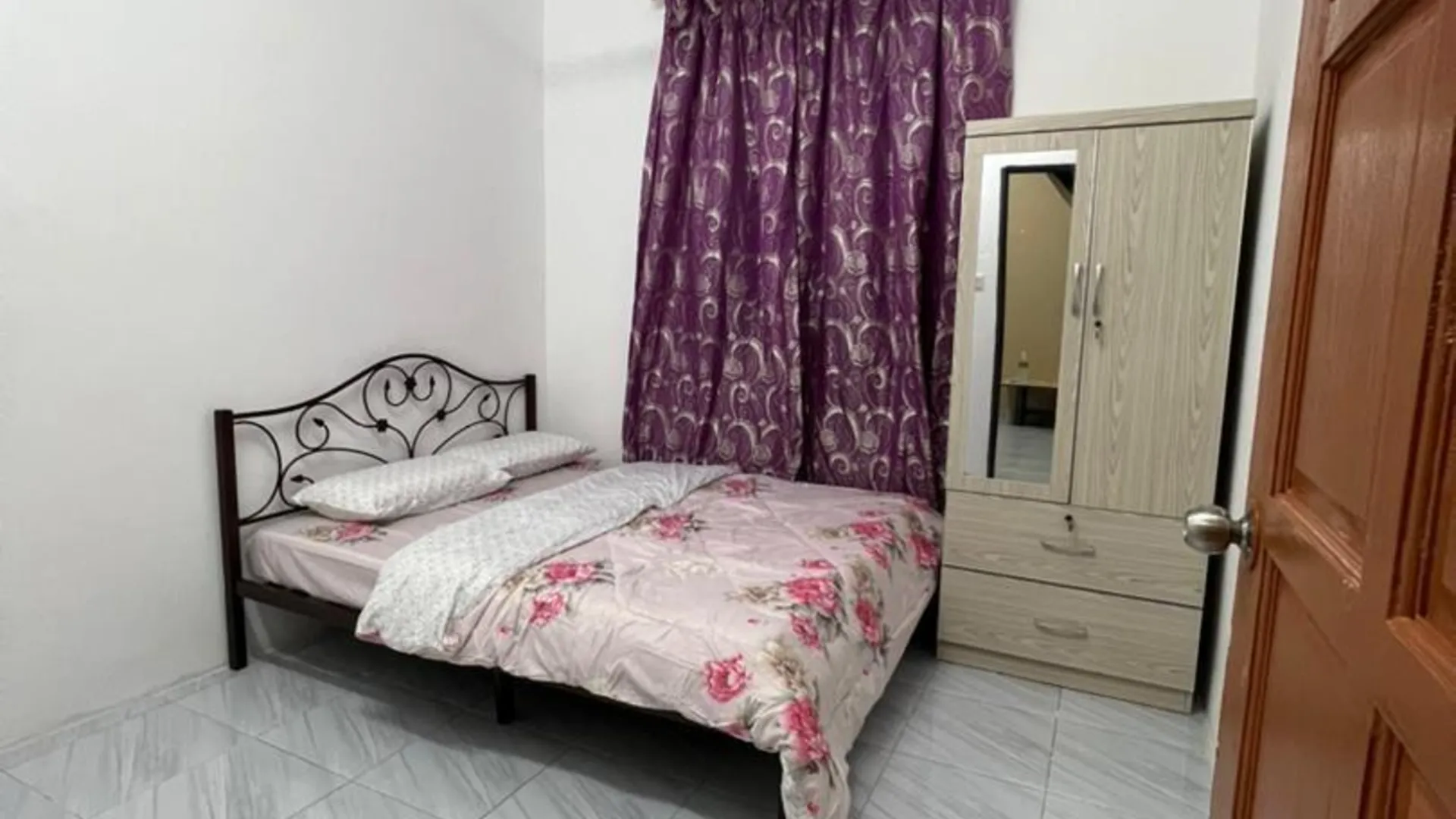 쿠안탄 반다르 인데라 마코타의 프라이빗 하우스 (900m², 침실 3개, 프라이빗 욕실 2개) 2성급 싱글룸 레스토랑