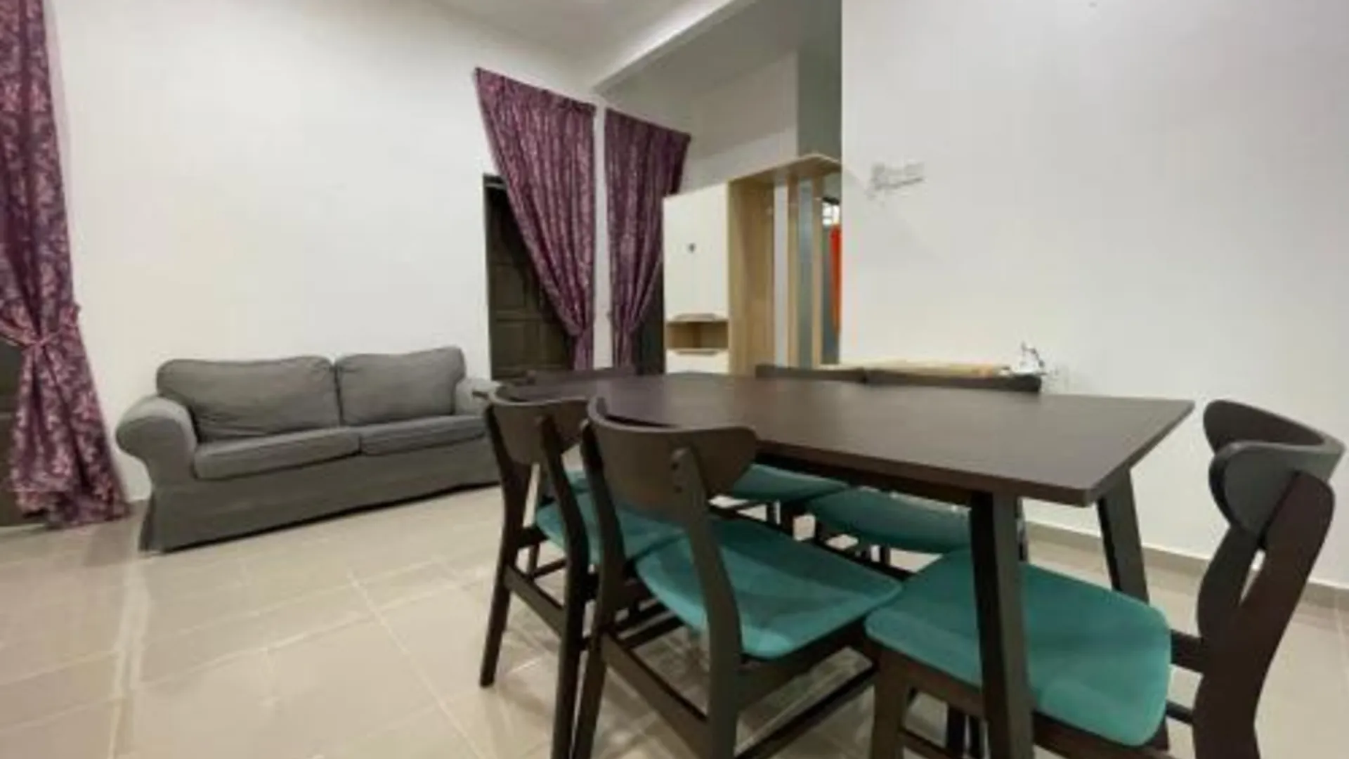 코타바루 바촉의 프라이빗 하우스 (1350m², 침실 3개, 프라이빗 욕실 2개) 4성급 게스트하우스 외관