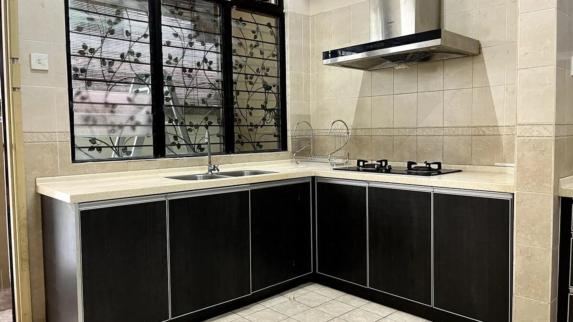 샤알람 부킷 젤루통의 프라이빗 하우스 (2700m², 침실 4개, 프라이빗 욕실 4개) 3성급 게스트하우스 수영장