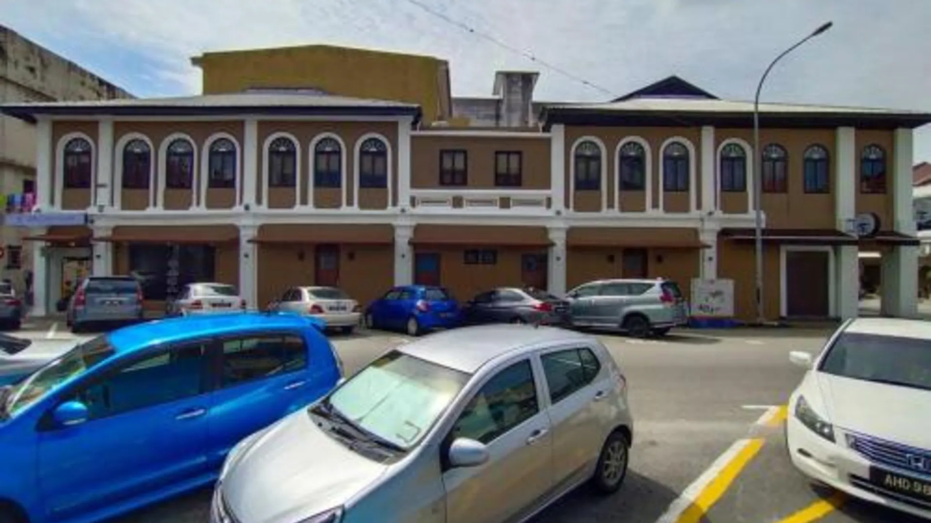 이포 캄풍 자와의 프라이빗 하우스 (988m², 침실 3개, 프라이빗 욕실 2개) 2성급 게스트하우스 수영장