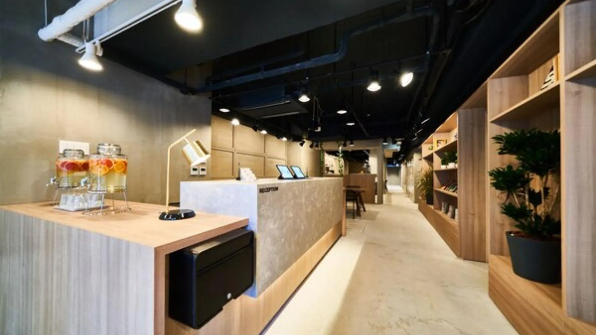 오사카 앤 호스텔 신사이바시 이스트 2성급 호텔 외관