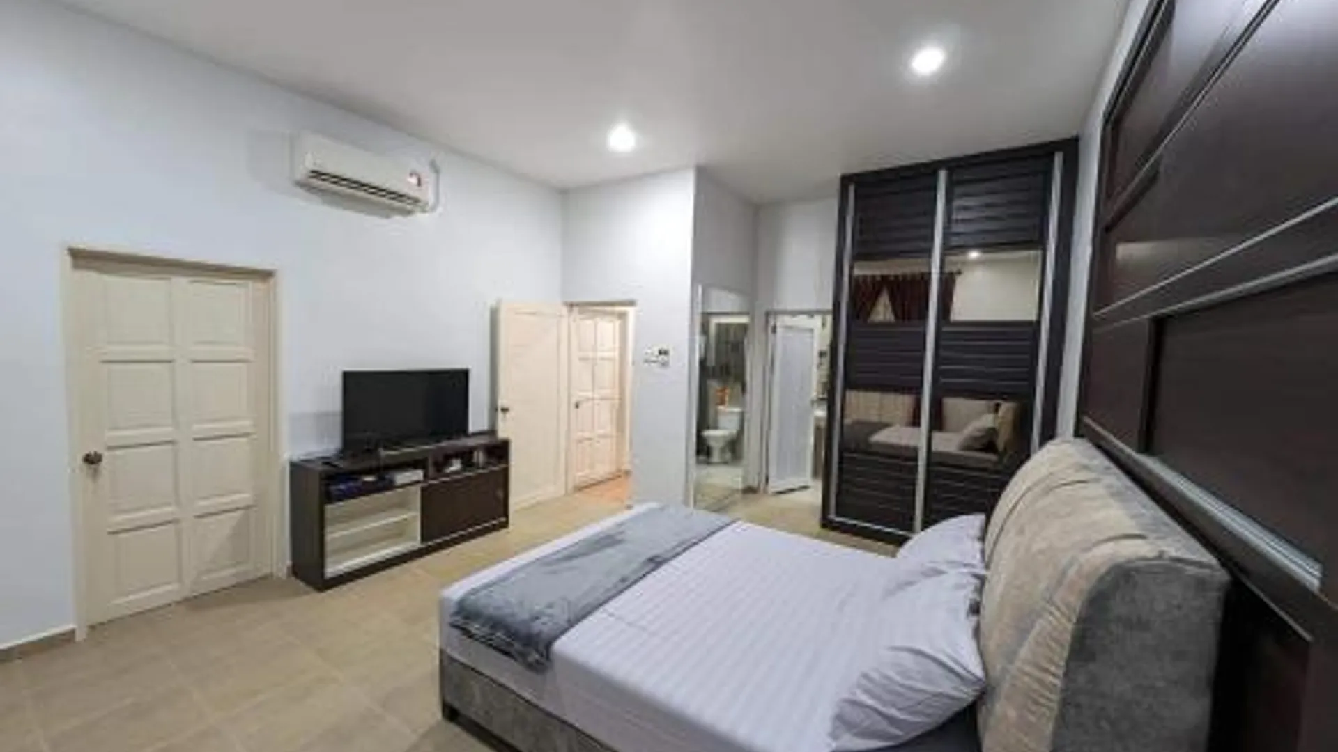 크루앙 클루앙 시티 센터의 프라이빗 하우스 (100m², 침실 4개, 프라이빗 욕실 4개) 3성급 게스트하우스 스위트룸