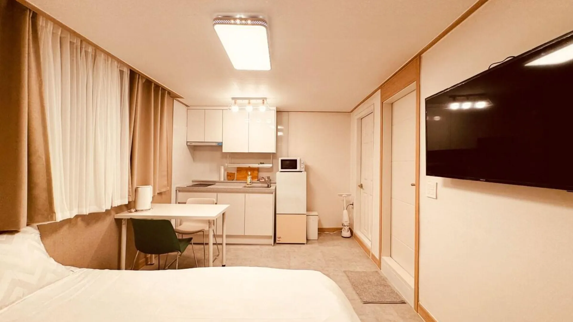 서울 J107 #신규 오픈 #홍대입구6번출구 도보 3분거리#감각적인 숙소 2성급 싱글룸 스위트룸