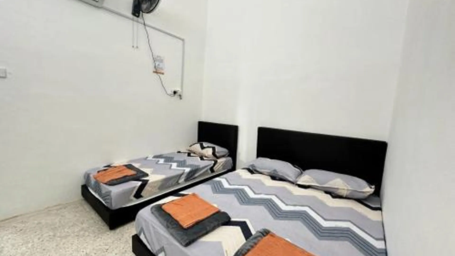 쿠안탄 Kampong Darat Mak Bar의 프라이빗 하우스 (100m², 침실 3개, 프라이빗 욕실 2개) 3성급 게스트하우스 레스토랑