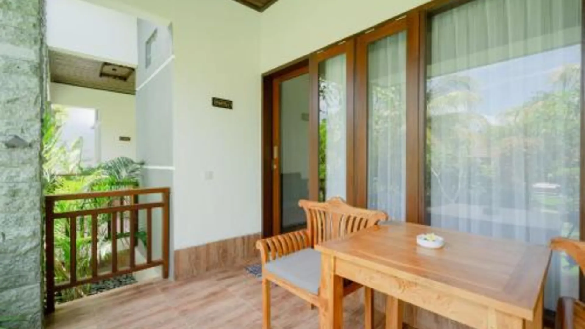 발리 위라 홈스테이 앤 스파 5성급 게스트하우스 수영장