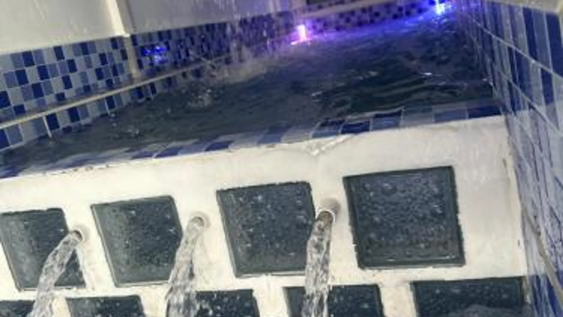 쿠알라테렝가누 세베랑 타키르 / 공항의  (m², 침실 4개, 프라이빗 욕실 2개) 4성급 게스트하우스 수영장