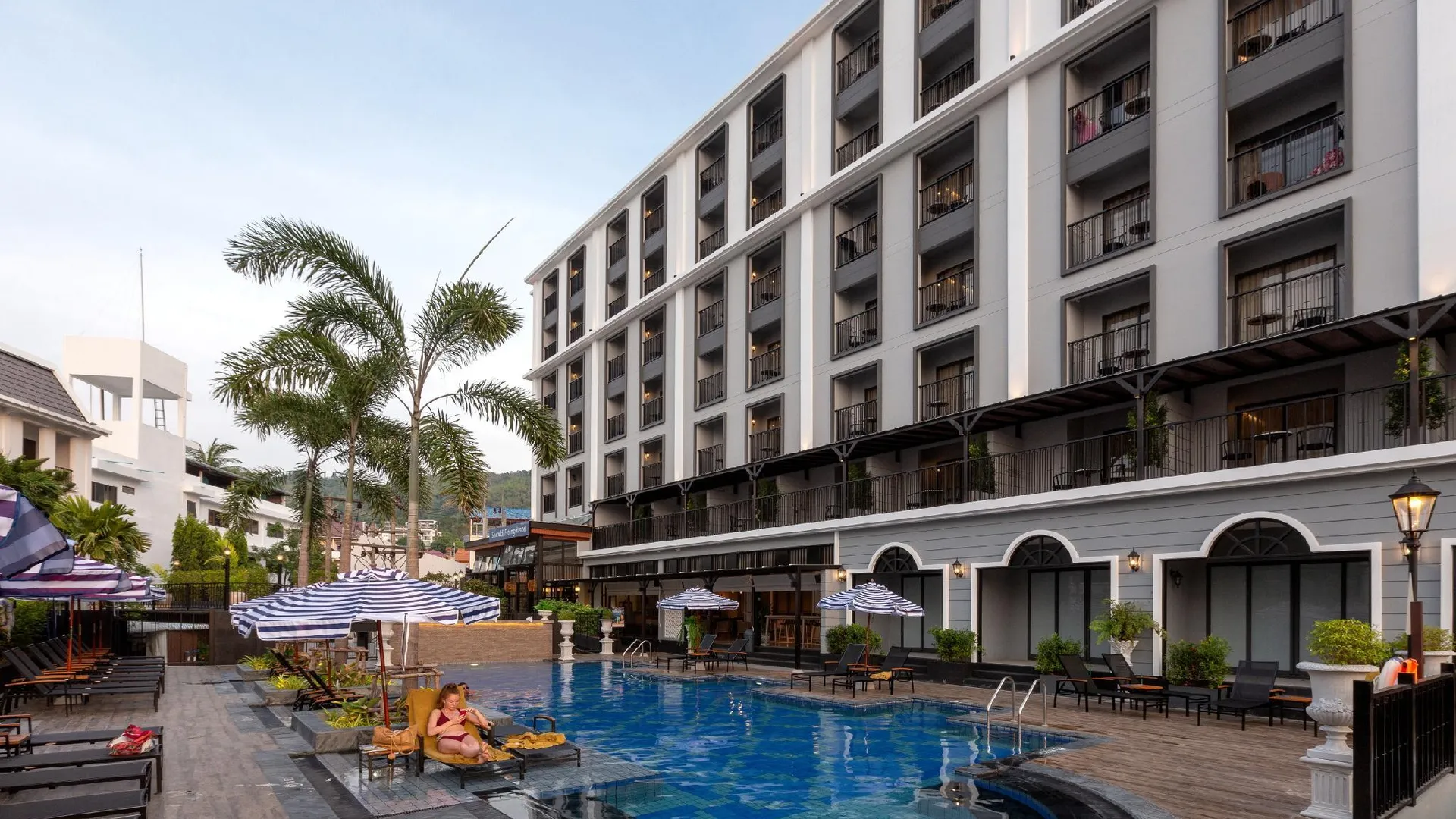 푸켓 사와디 파통 리조트 앤 스파 바이 톨라니 4성급 호텔 로비