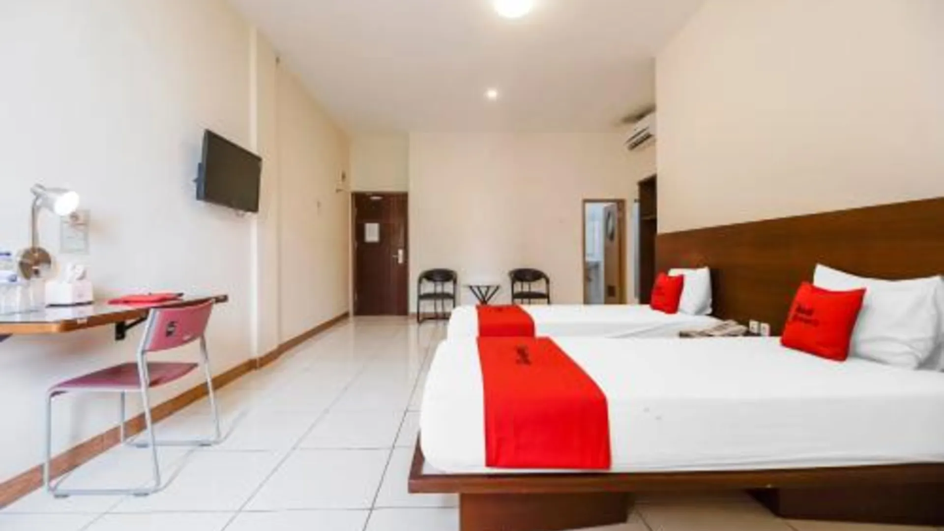 마카사르 RedDoorz Plus @ Karebosi Area 2 Makassar 3성급 호텔 스위트룸