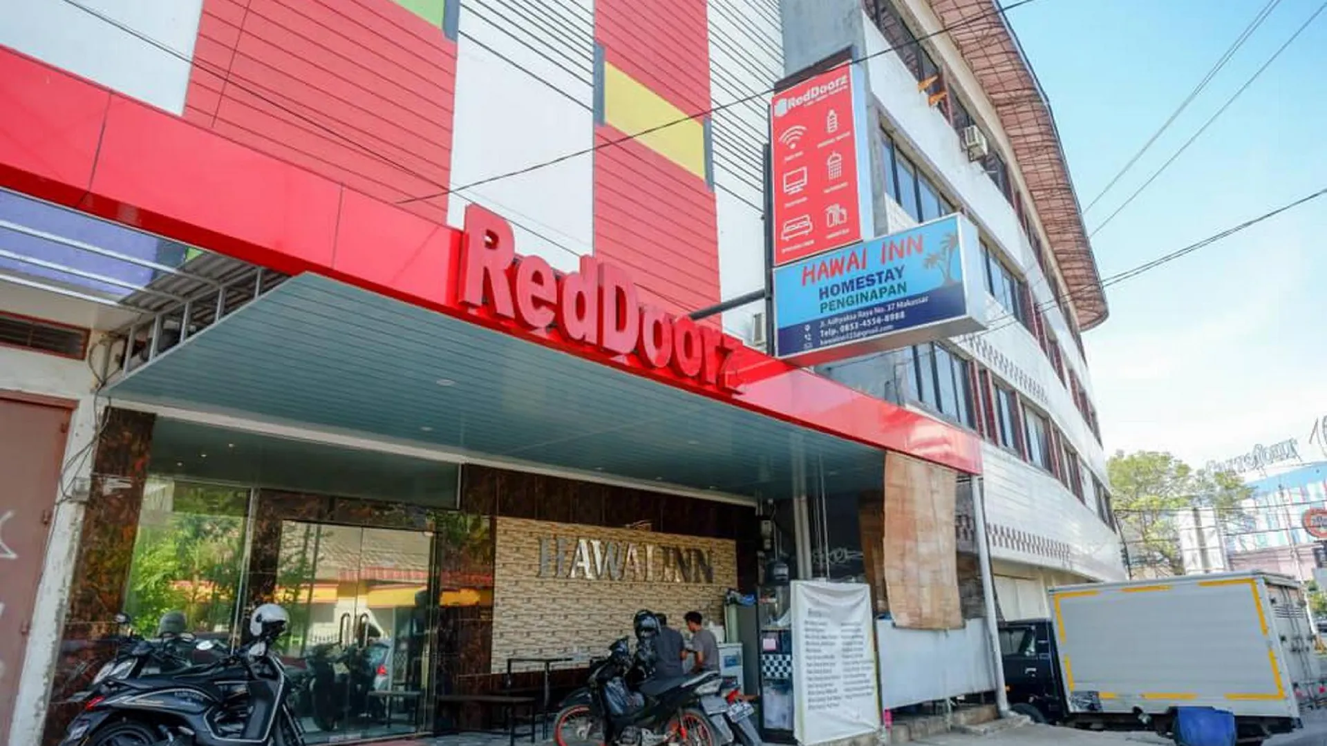 마카사르 RedDoorz Plus @Hawai Inn Near Mall of Panakukang 3성급 호텔 수영장
