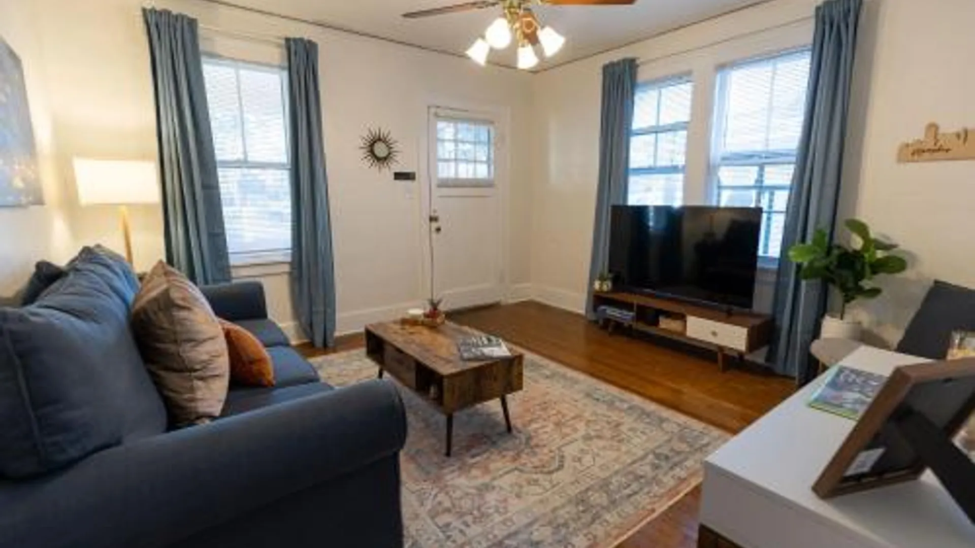 멤피스 (TN) Historic Revival King Bed Midtown Memphis 68 Yes Pets Fast Wifi Free Parking 4성급 싱글룸 스위트룸