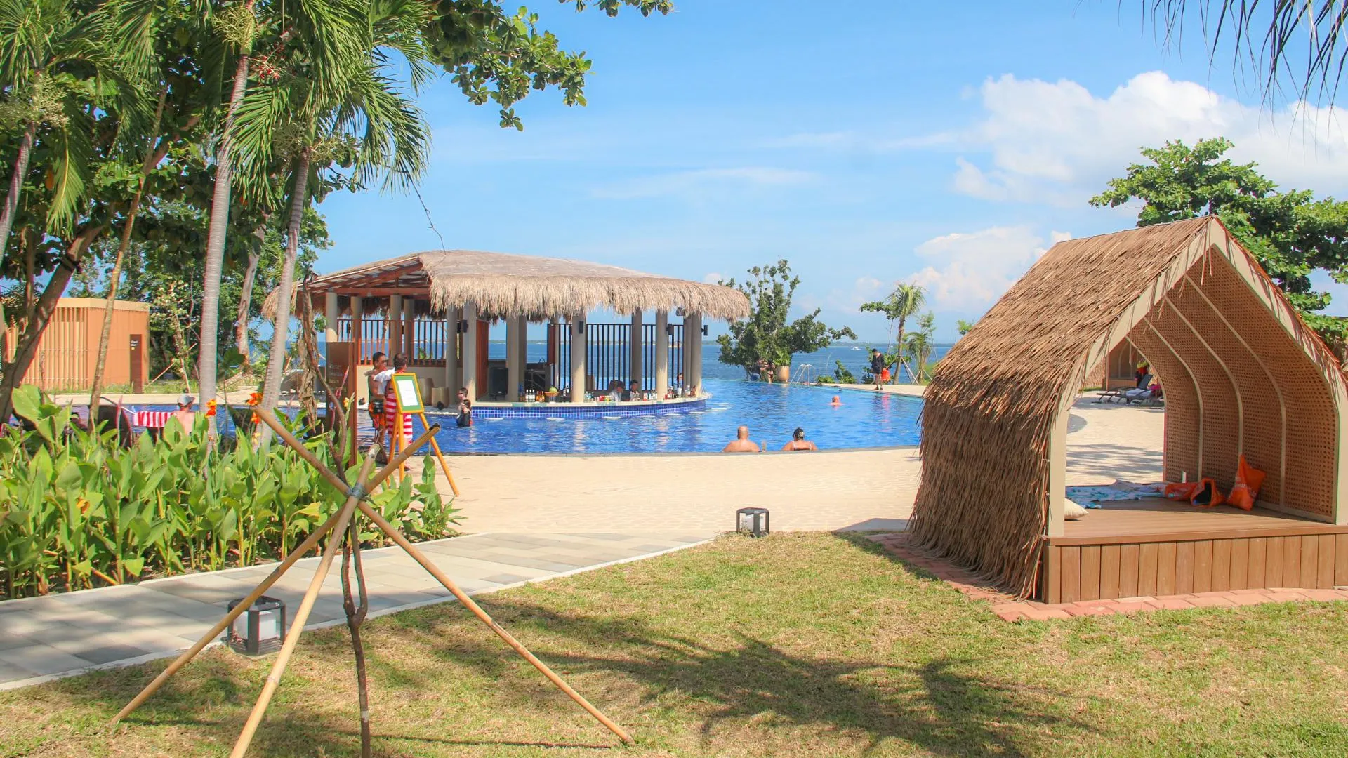 세부 플로우 8 스위트 앳 막탄 뉴타운 2성급 호텔 수영장