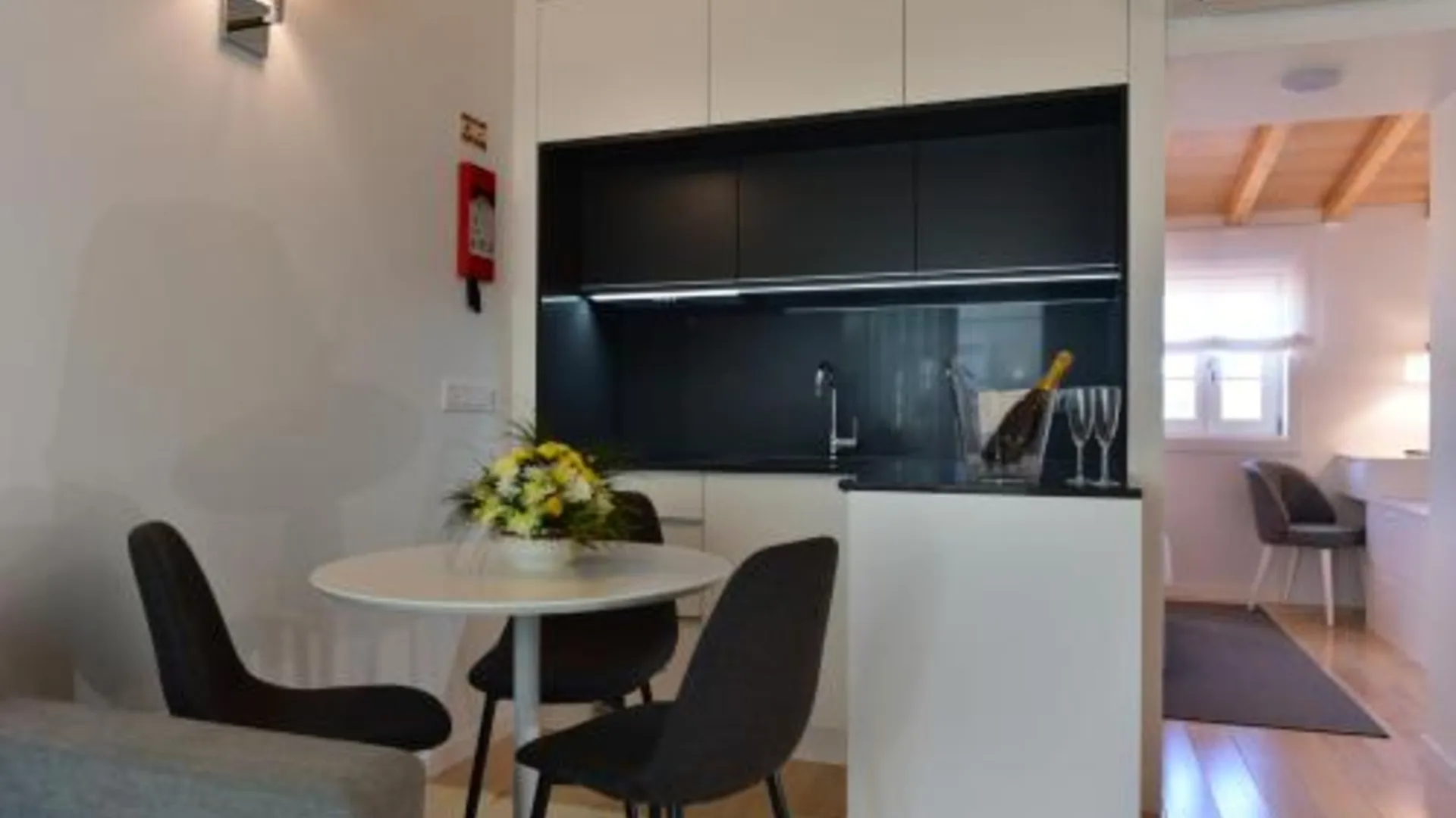 라메고 The Castle House 3성급 게스트하우스 수영장