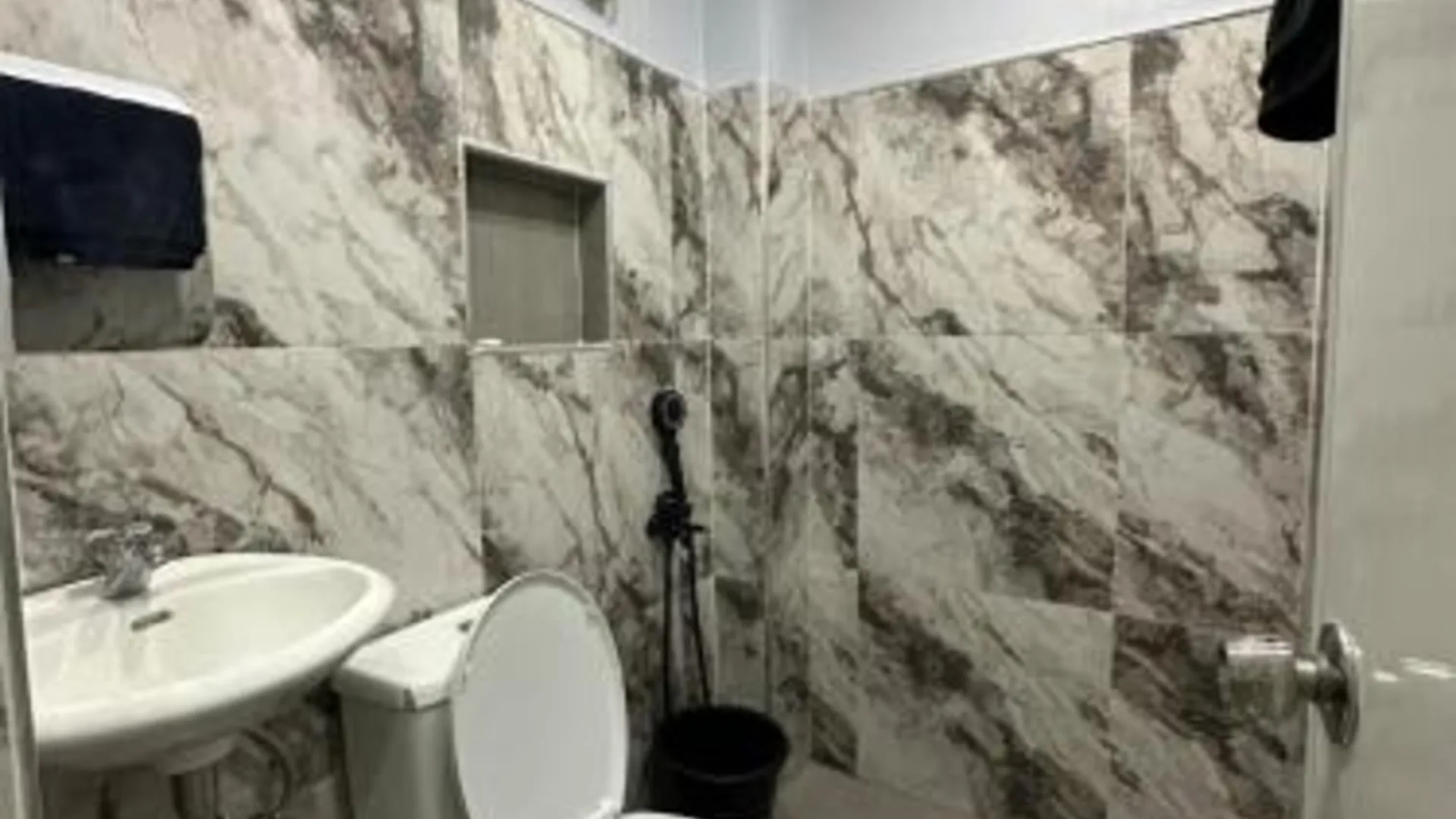 세부 K and R Apartment Fully-furnished Studio Room 2성급 싱글룸 수영장