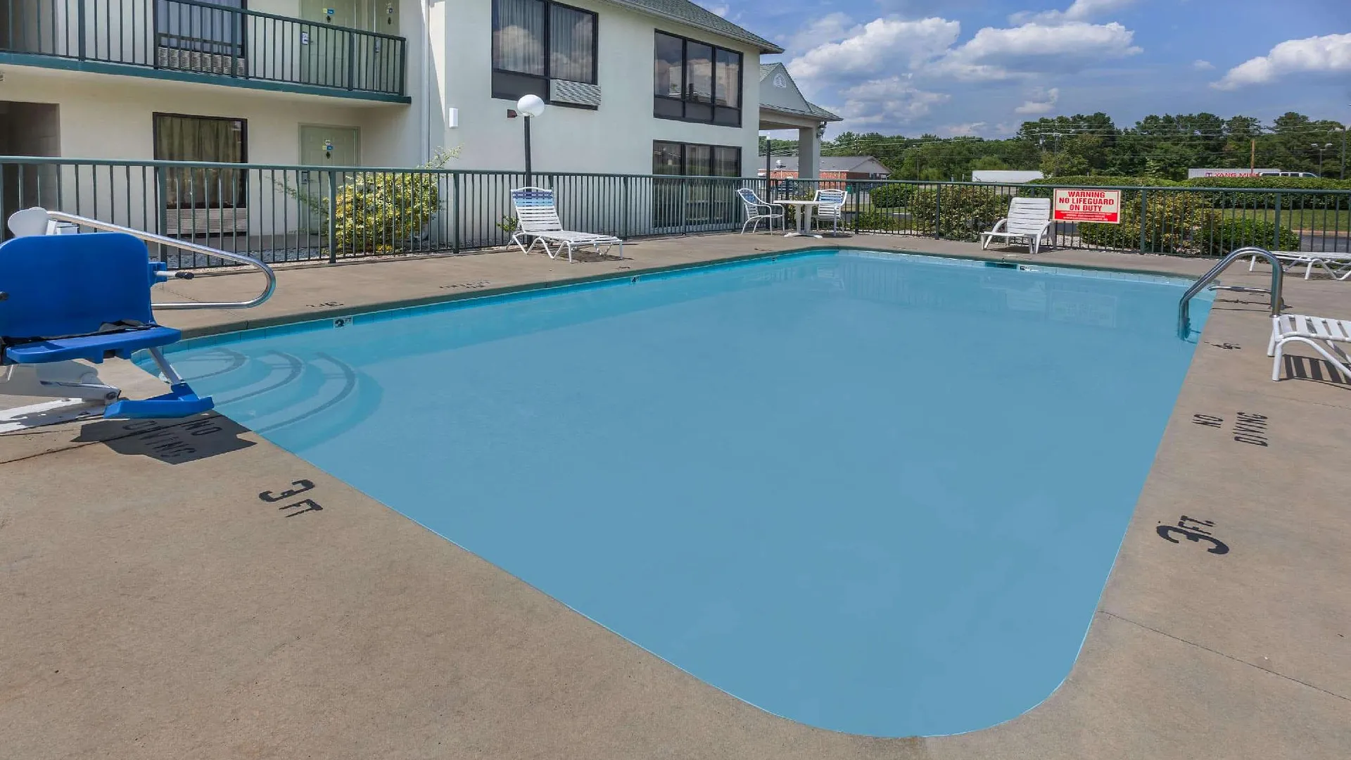 샌포드 (NC) 데이즈 인 바이 윈덤 샌포드 2성급 호텔 수영장