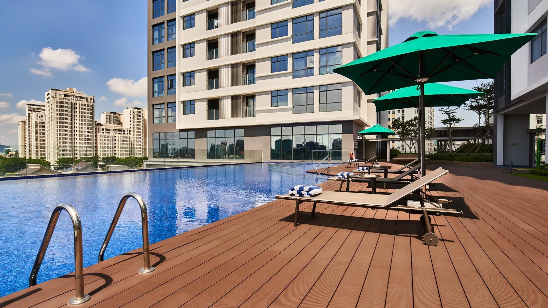 호치민 오크우드 레지던스 사이공 5성급 호텔 수영장