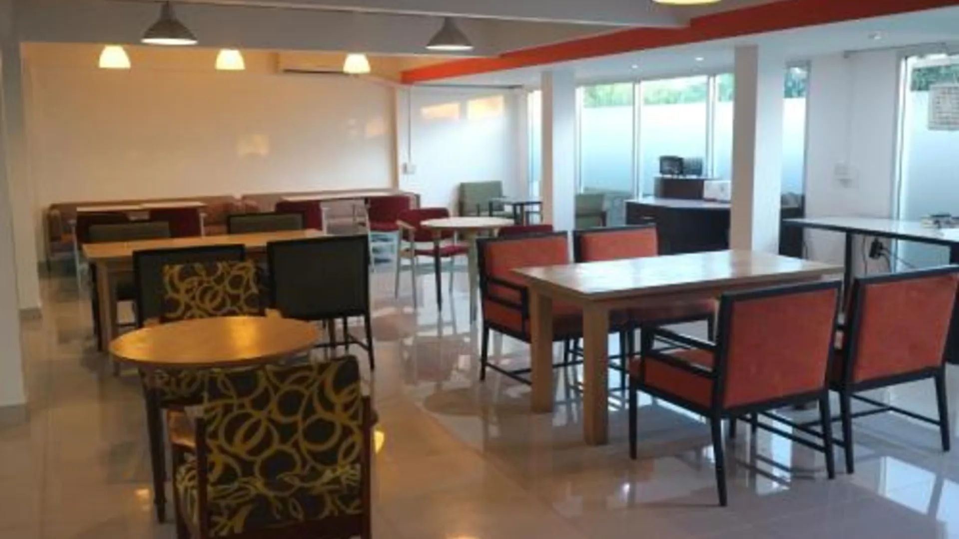 방콕 L42 호스텔 수완나품 에어포트 2성급 호텔 수영장