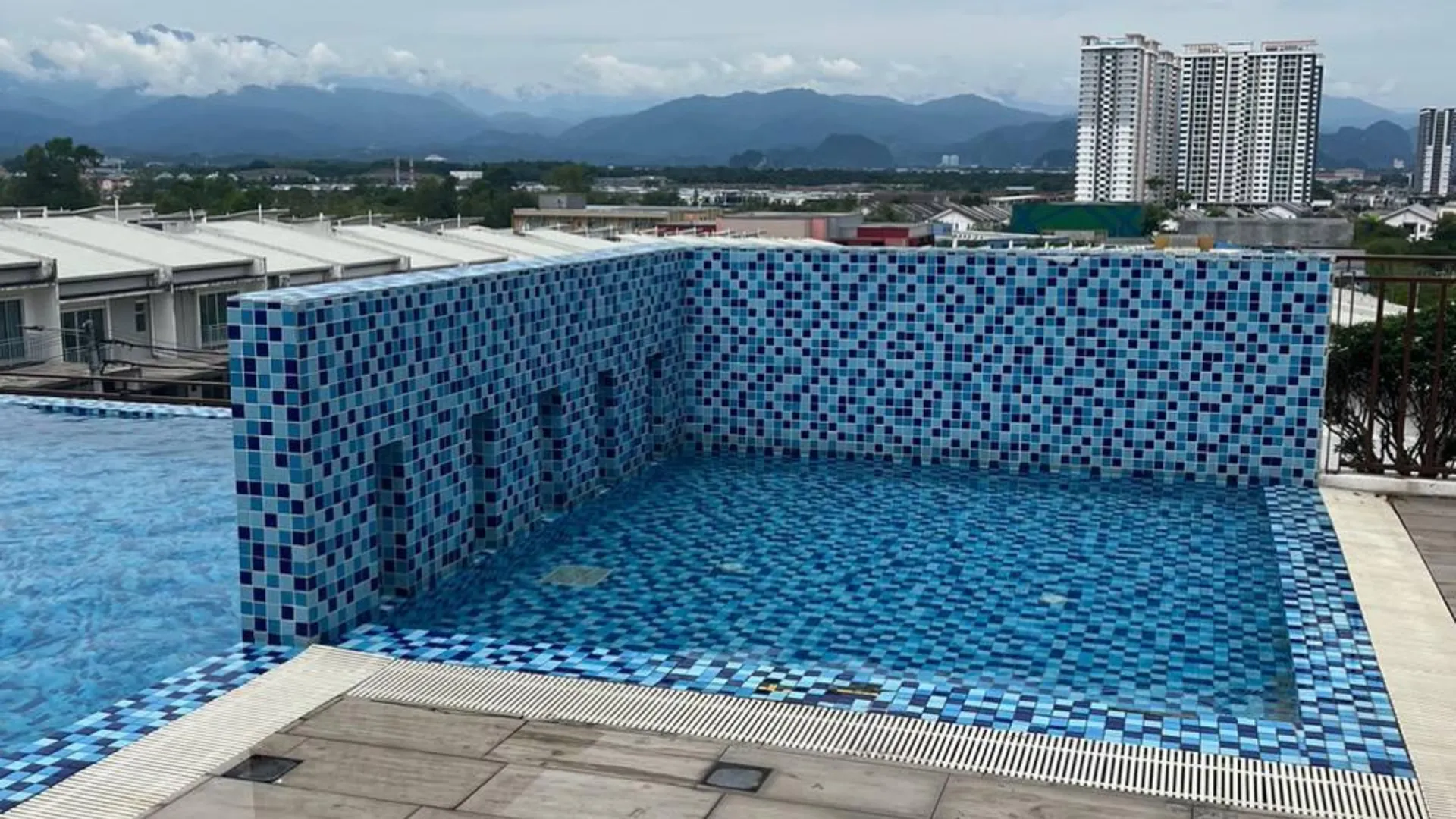 이포 캄퐁 울루 세포르의 프라이빗 하우스 (1500m², 침실 4개, 프라이빗 욕실 3개) 4성급 게스트하우스 전망