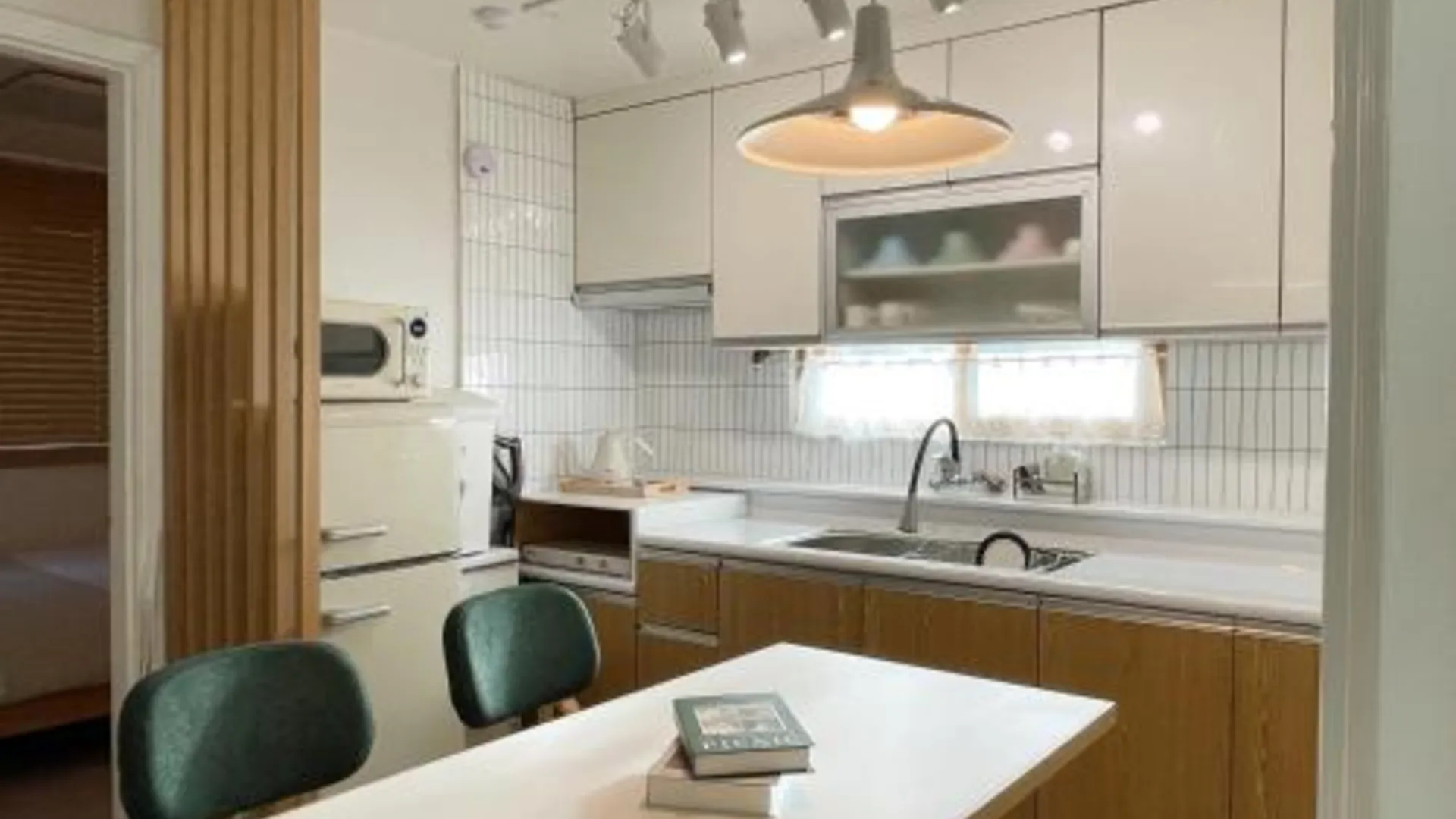 서울 조기예약할인,STAY Yeoyu , 공항버스3분 ,R3, bed4, 최대7인,홍제 폭포 4성급 싱글룸 부대시설