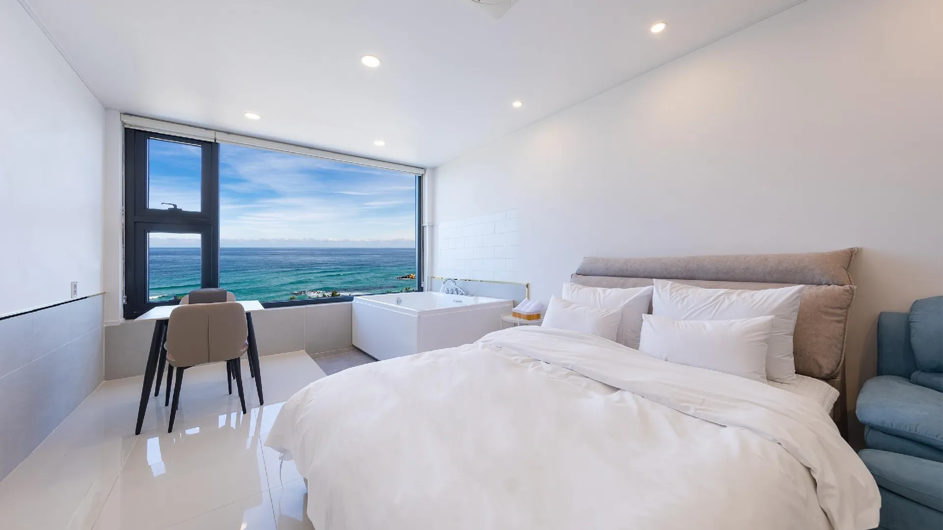 강릉 메르뷰 오션뷰 스파펜션 3성급 게스트하우스 객실