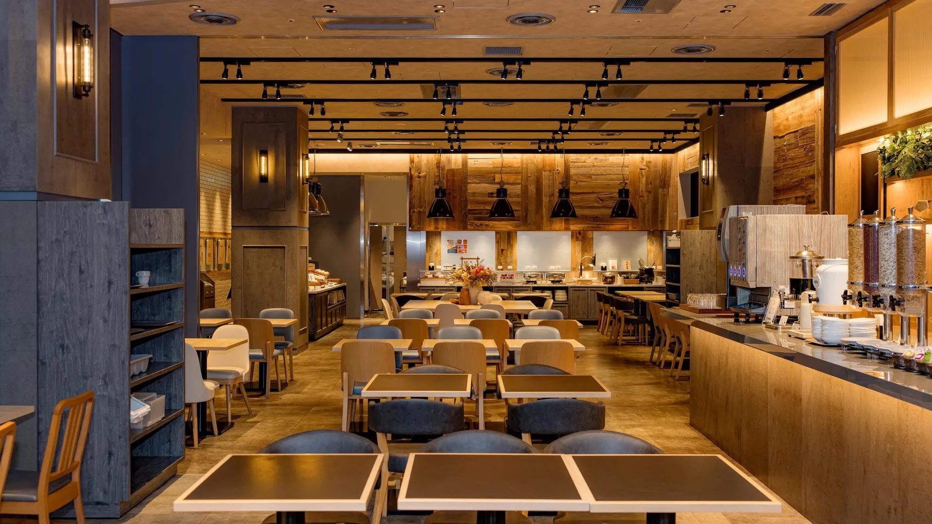 오사카 홀리데이 인 익스프레스 오사카 시티 센터 - 미도스지 바이 IHG 3성급 호텔 로비