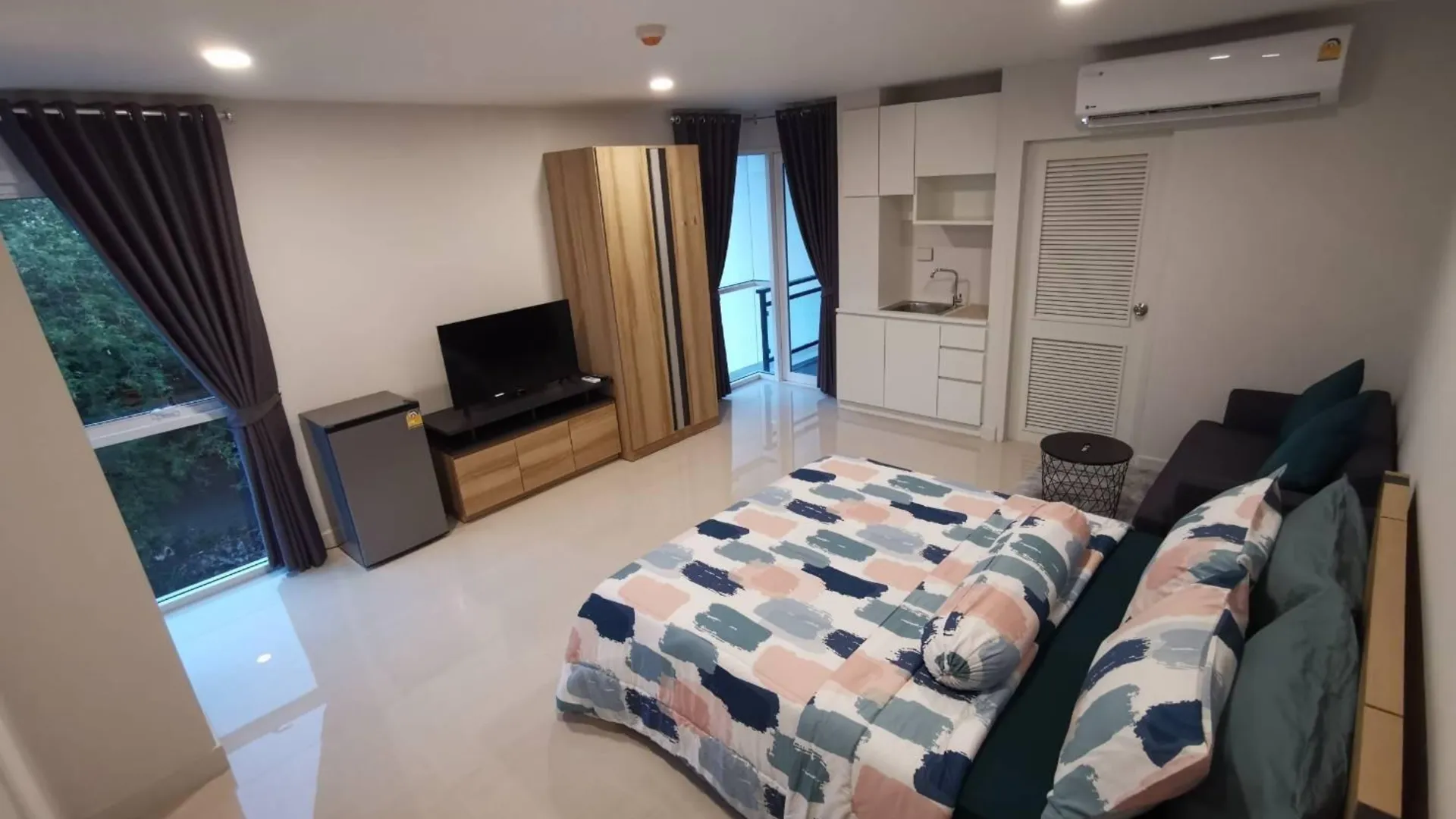 방콕 빠뚜남의 아파트먼트 (30m², 침실 1개, 프라이빗 욕실 1개) 4성급 싱글룸 레스토랑