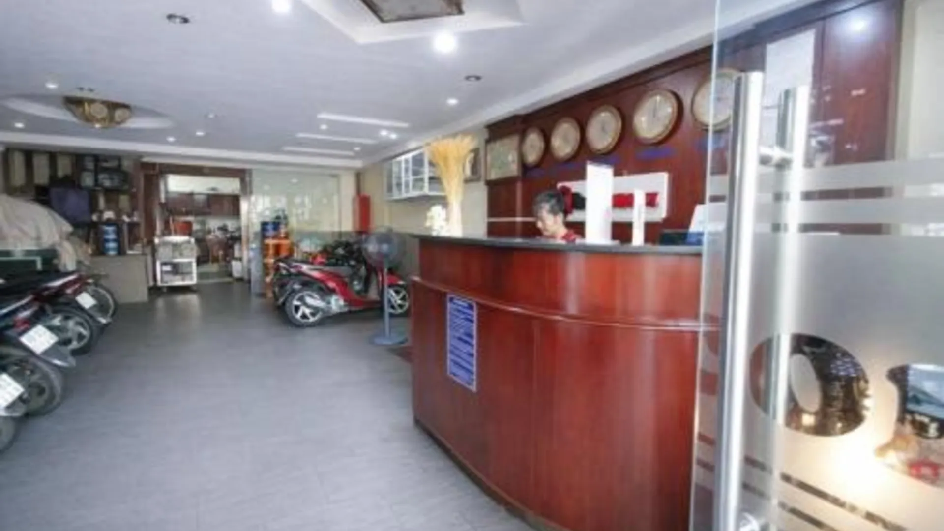 호치민 레드도어즈 플러스 니어 미엔동 버스 스테이션 3성급 호텔 외관