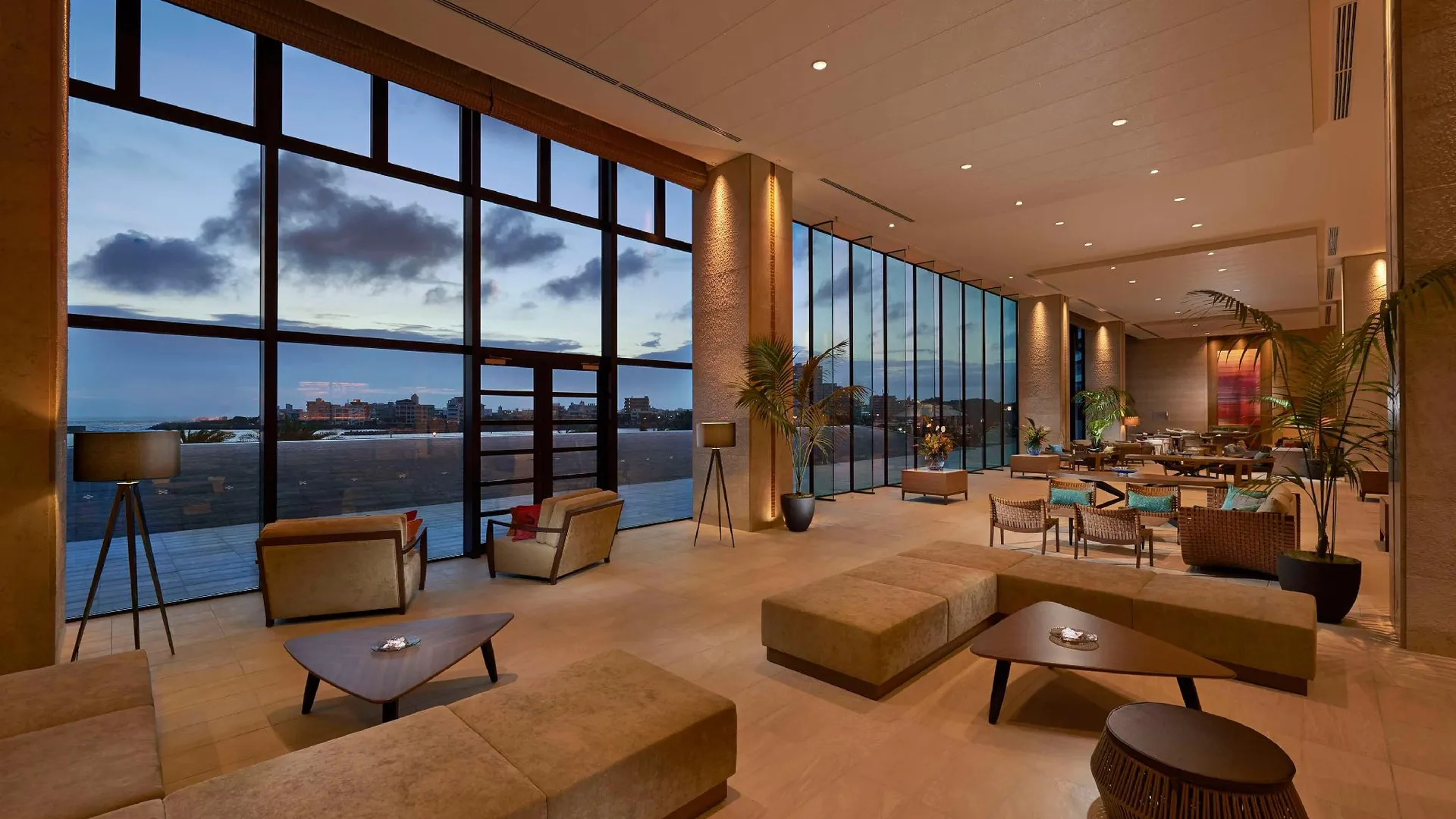 오키나와 본섬 힐튼 오키나와 자탄 리조트 4성급 호텔 외관