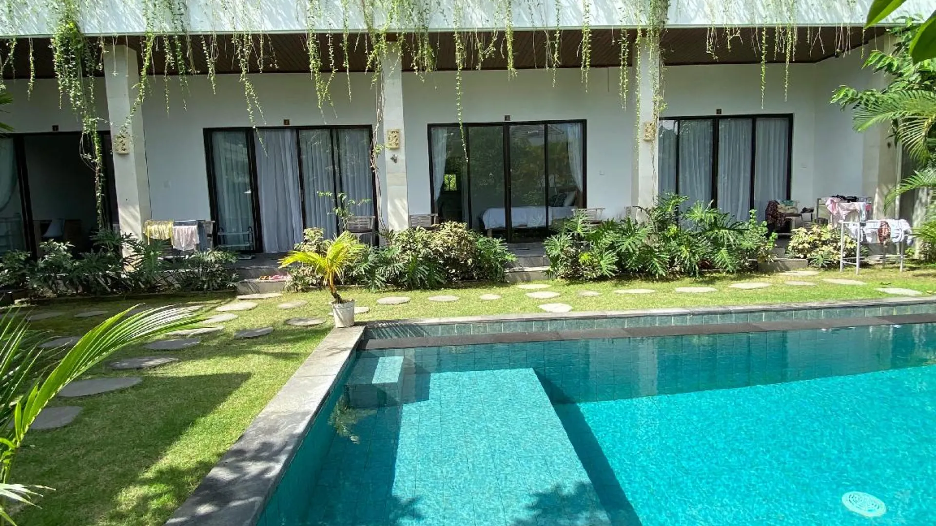 발리 D 크리스나 게스트하우스 2성급 호텔 수영장