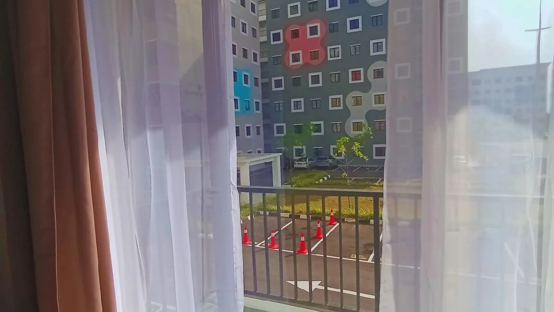 고펭 반다르 세리 이스칸다르의 프라이빗 하우스 (452m², 침실 2개, 프라이빗 욕실 1개) 2성급 싱글룸 외관