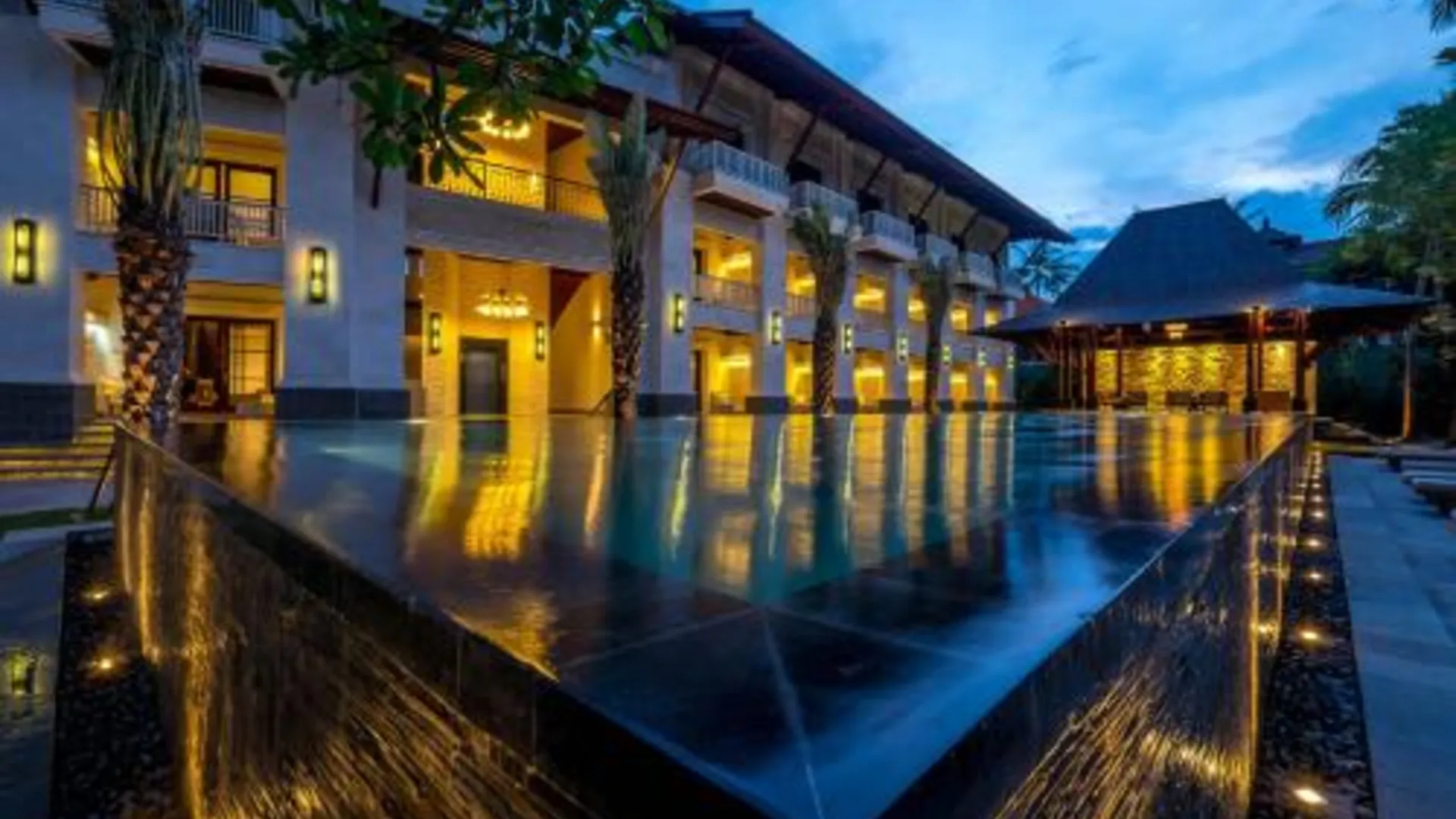 발리 푸리 산트리안 비치 리조트 앤 스파 4성급 호텔 외관