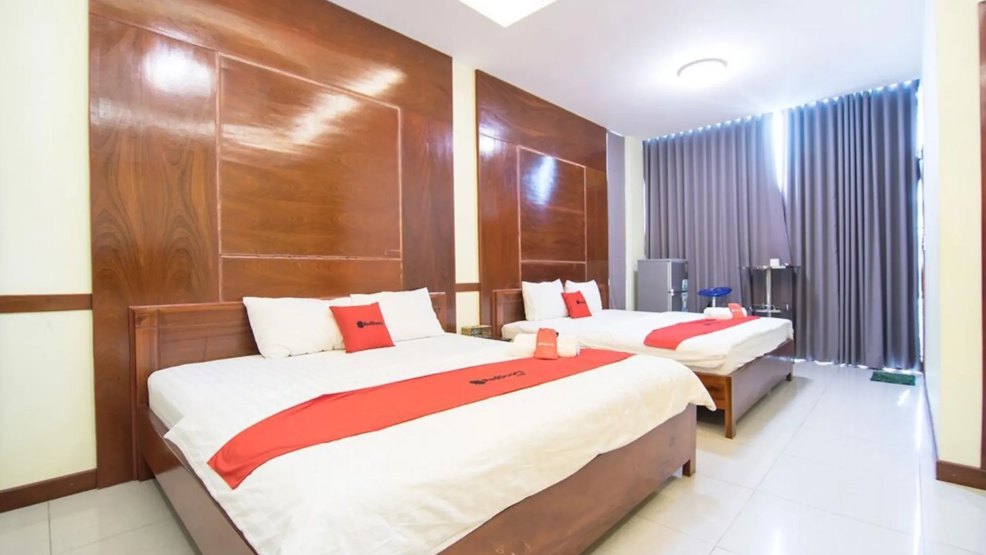 호치민 레드도어즈 플러스 니어 미엔동 버스 스테이션 3성급 호텔 스위트룸