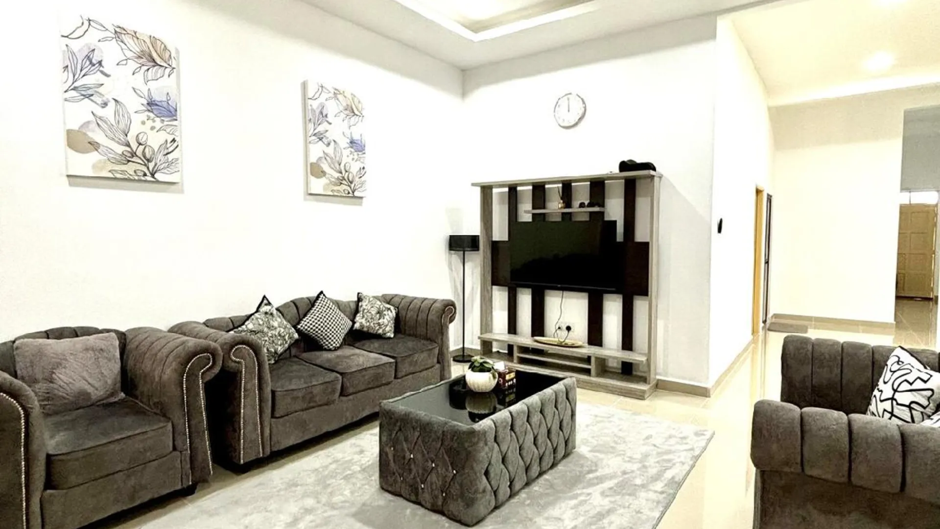 둥군 둥근의 프라이빗 하우스 (1700m², 침실 3개, 프라이빗 욕실 3개) 2성급 싱글룸 로비