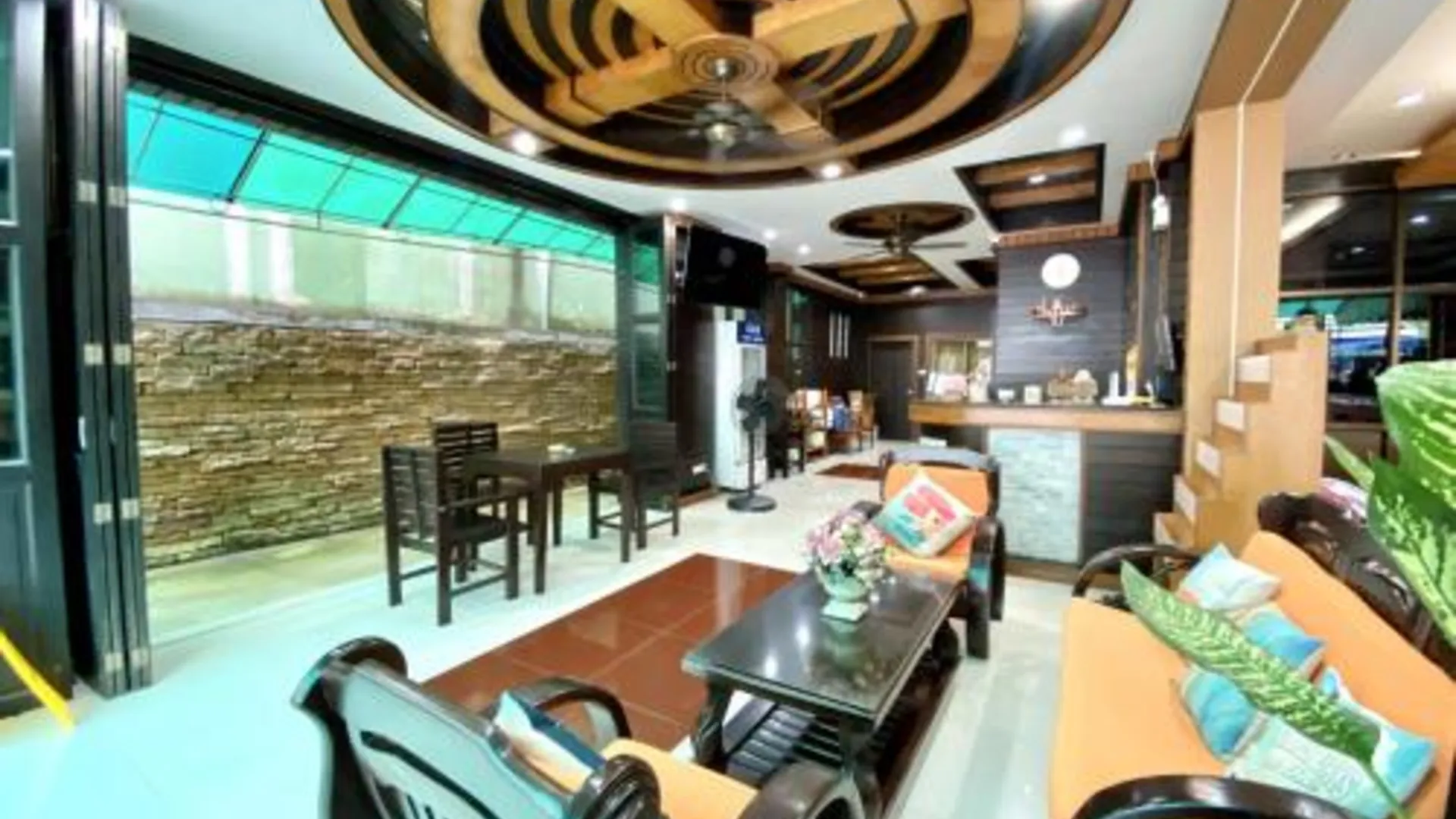 푸켓 럭키 레지던스 3성급 호텔 전망