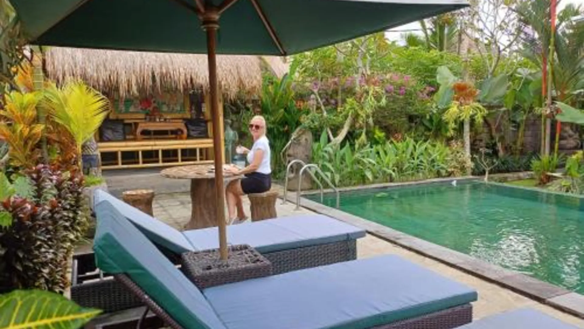 발리 누그라하 게스트하우스 2 1성급 호텔 전망