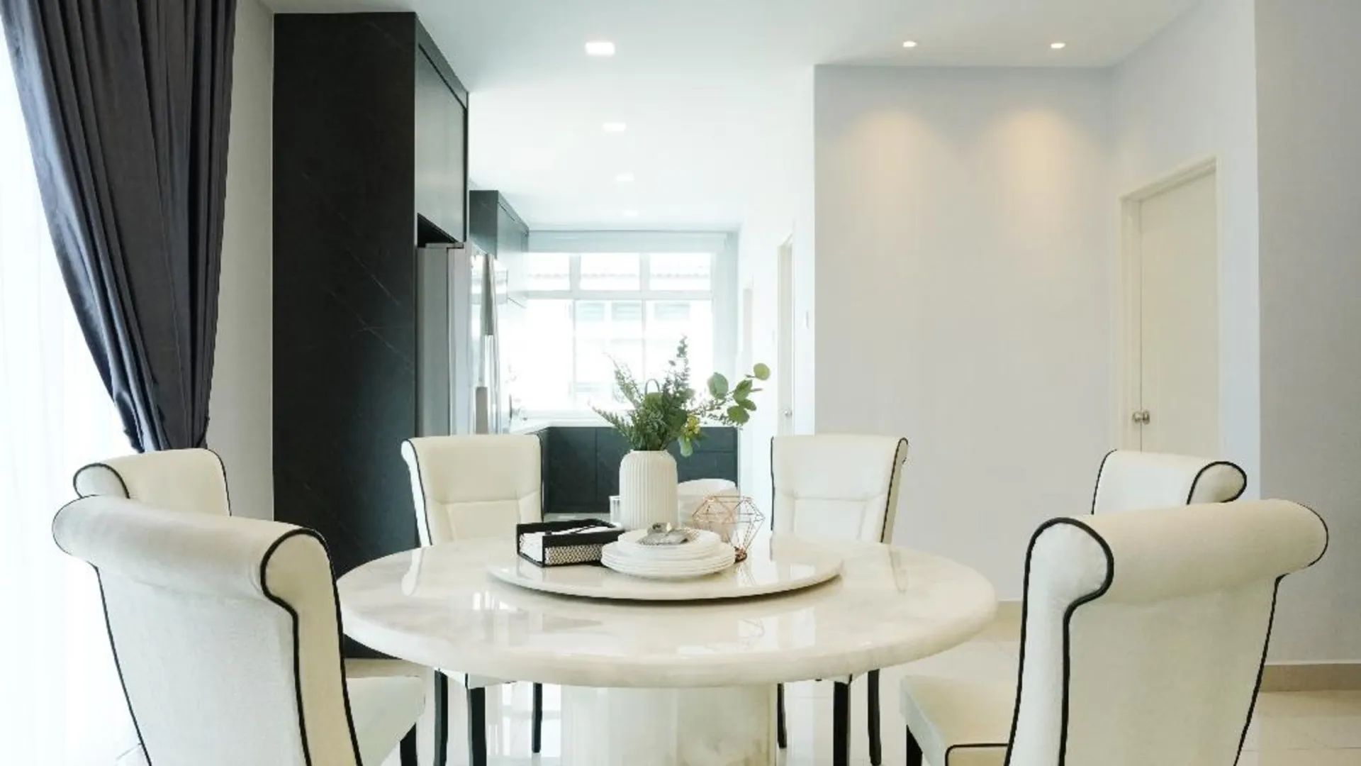 데사루 반다르 페나와르의 프라이빗 하우스 (194m², 침실 4개, 프라이빗 욕실 3개) 3성급 싱글룸 레스토랑