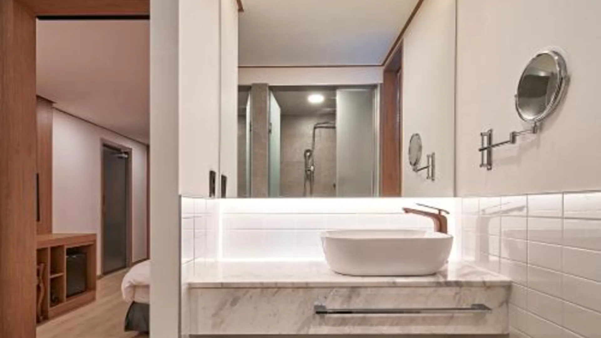 서울 먼데이 크래커 홍대 4성급 호텔 수영장