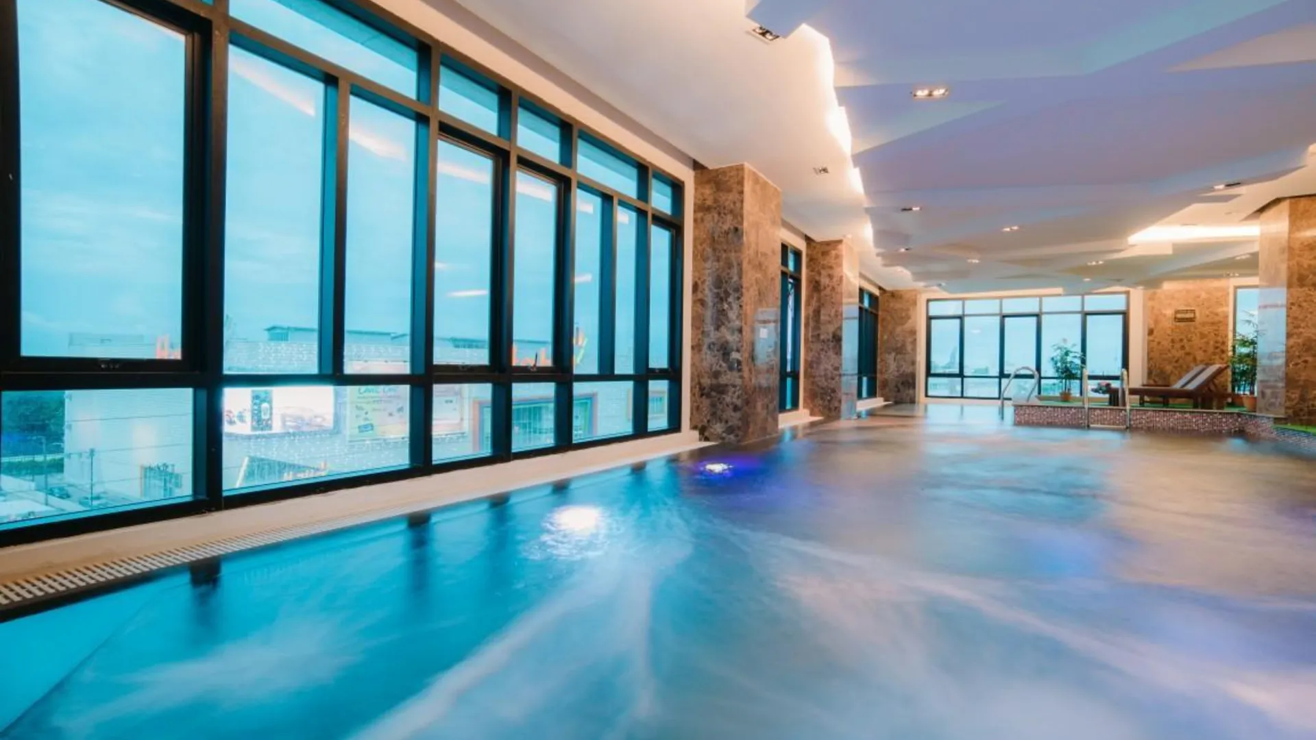 방콕 루멘 방콕 스리나카린 4성급 호텔 외관