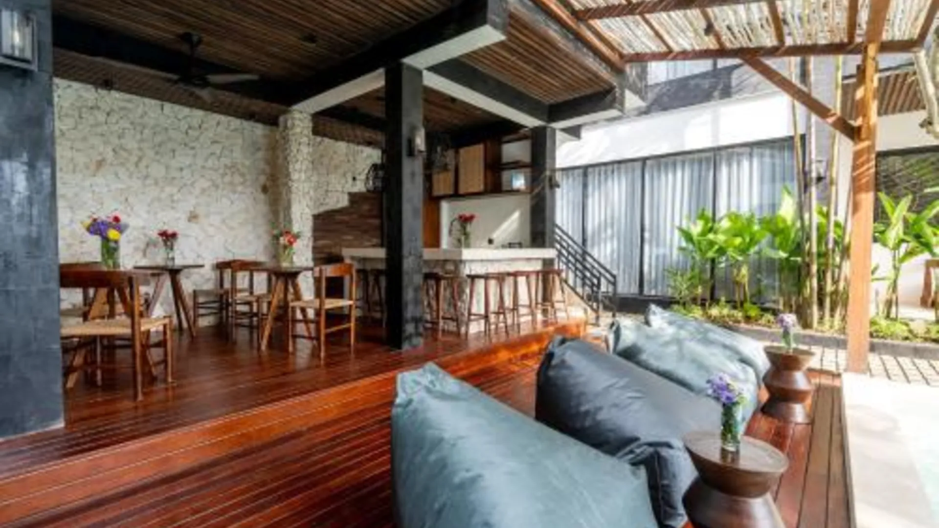 발리 세벨라스 아파트먼트 바이 EVDE키미 우붓 5성급 게스트하우스 수영장