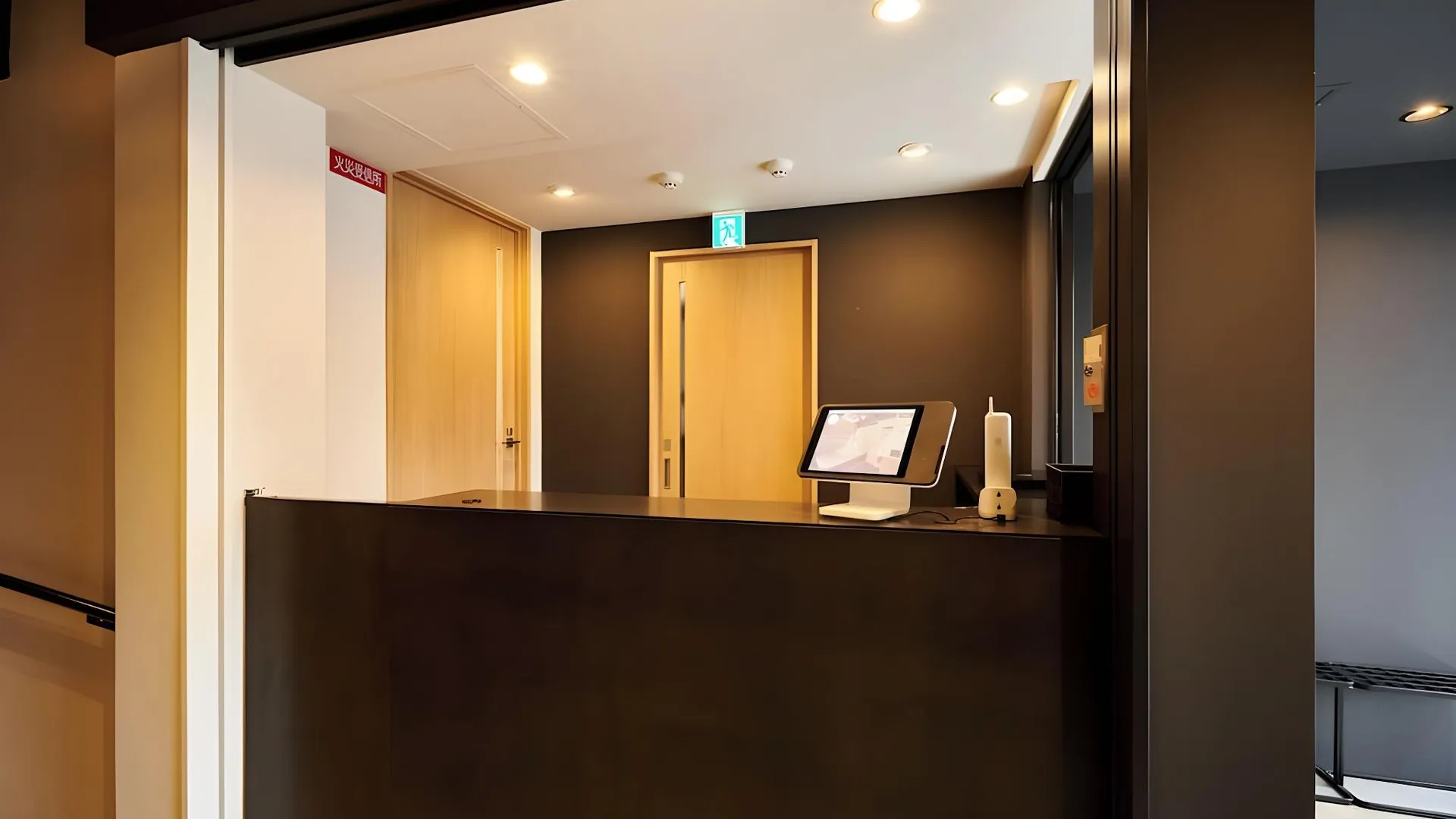 교토 CAPSULE HOTEL CONTINUE NijojoKita 2성급 호텔 전망