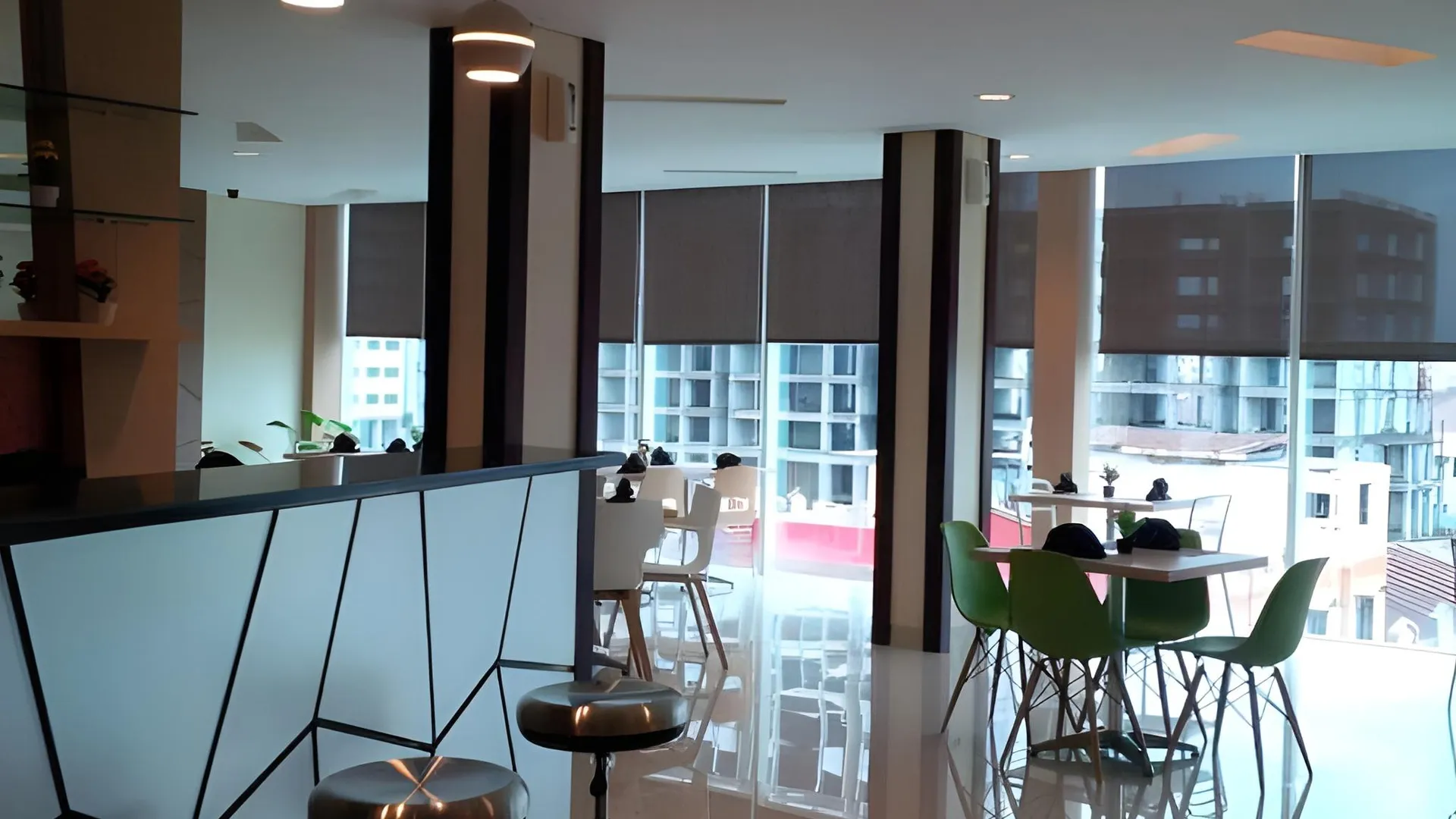 마카사르 Max Hotel 3성급 호텔 로비