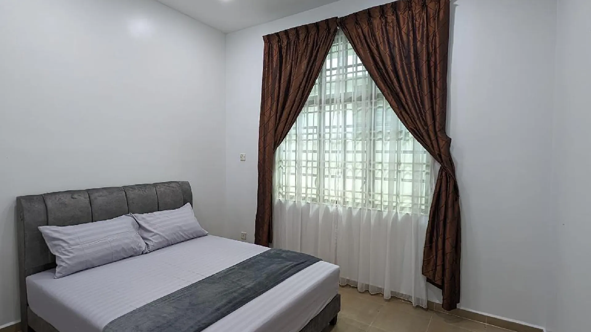 크루앙 클루앙 시티 센터의 프라이빗 하우스 (100m², 침실 4개, 프라이빗 욕실 4개) 3성급 게스트하우스 스위트룸