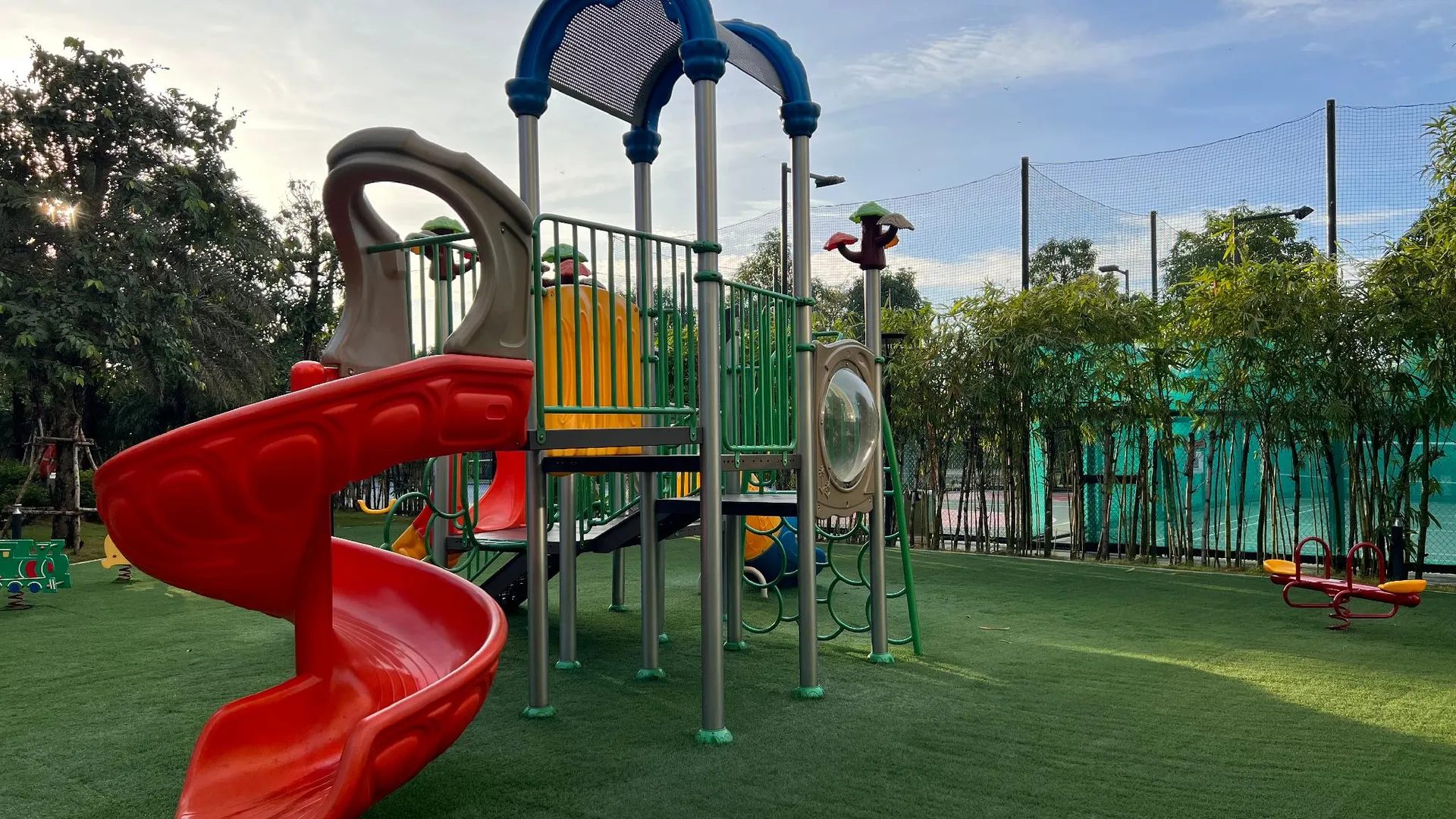 호치민 9군의 프라이빗 하우스 (35m², 침실 1개, 프라이빗 욕실 1개) 4성급 싱글룸 수영장