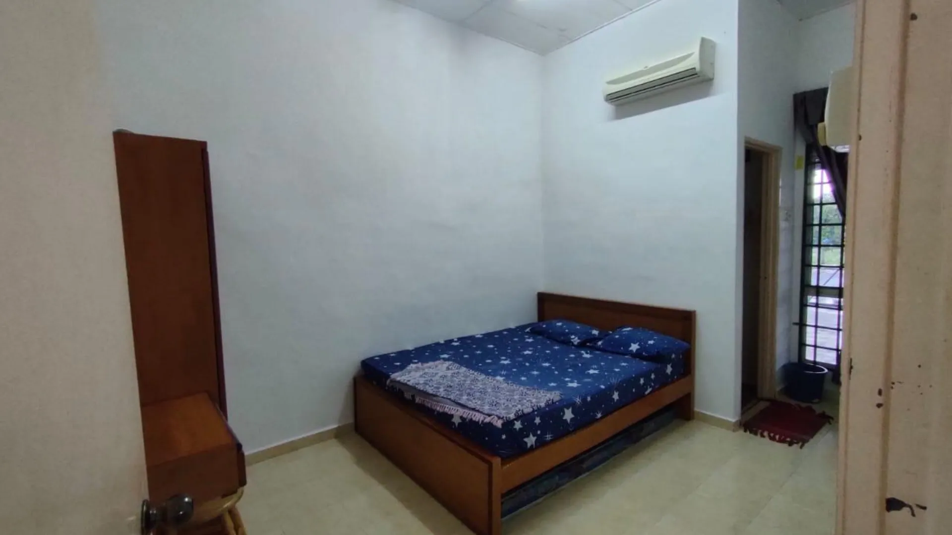 캉가르 캄풍 케리앙 단의 프라이빗 하우스 (100m², 침실 3개, 프라이빗 욕실 2개) 2성급 싱글룸 레스토랑