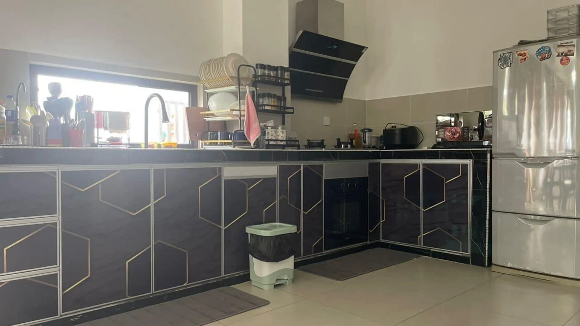 데사루 반다르 페나와르의 프라이빗 하우스 (2450m², 침실 4개, 프라이빗 욕실 3개) 4성급 게스트하우스 외관