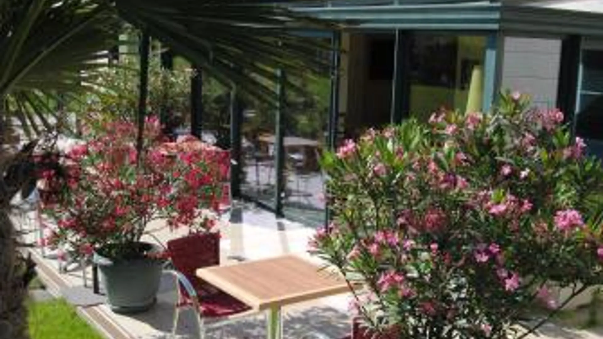 돈느망 상 마메 Brit Hotel Chateaudun 3성급 호텔 수영장