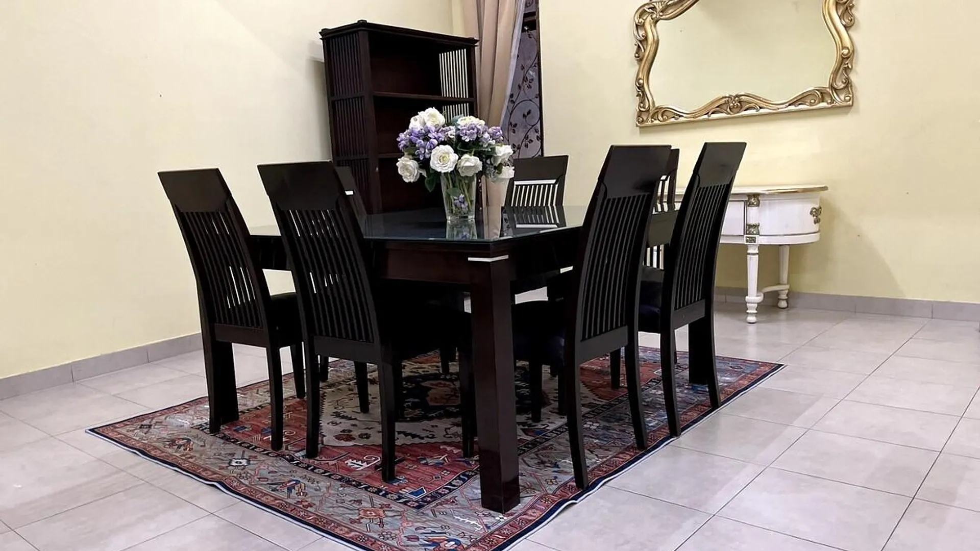 샤알람 부킷 젤루통의 프라이빗 하우스 (2700m², 침실 4개, 프라이빗 욕실 4개) 3성급 게스트하우스 레스토랑