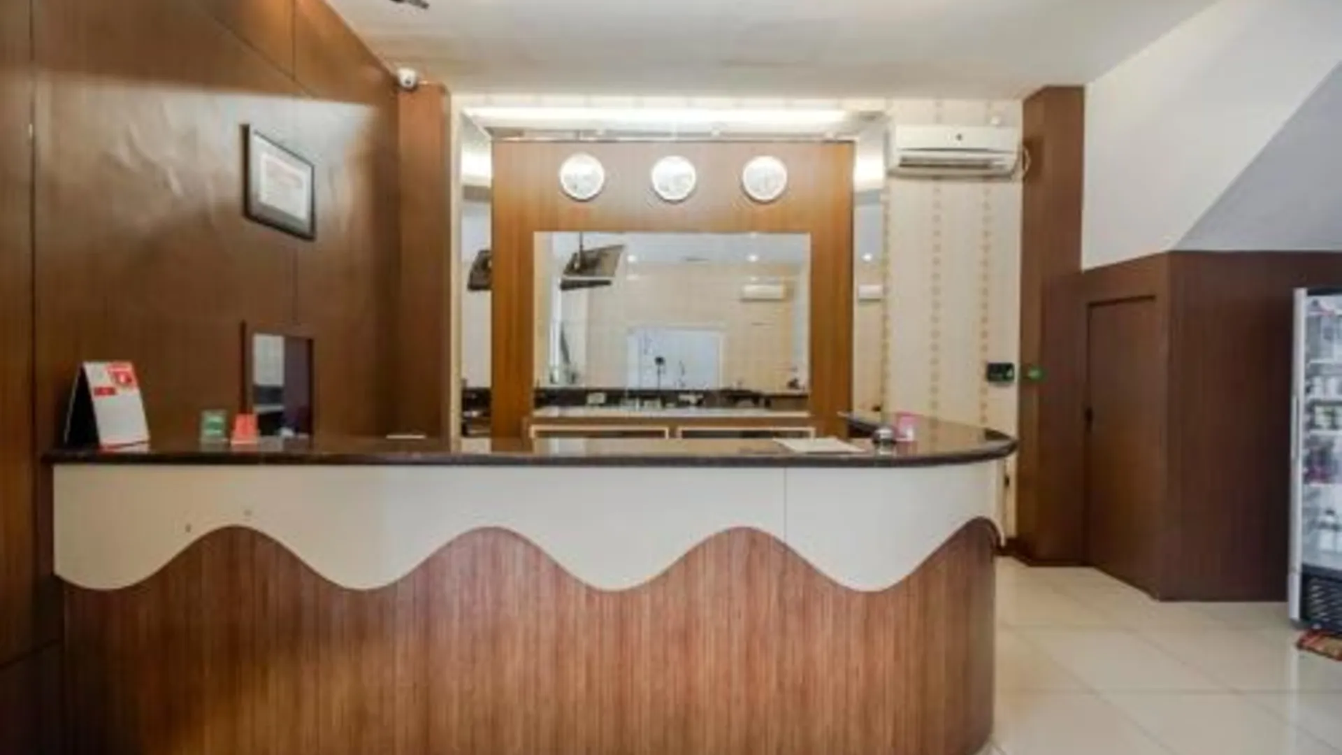 마카사르 RedDoorz Plus @ Karebosi Area 2 Makassar 3성급 호텔 레스토랑