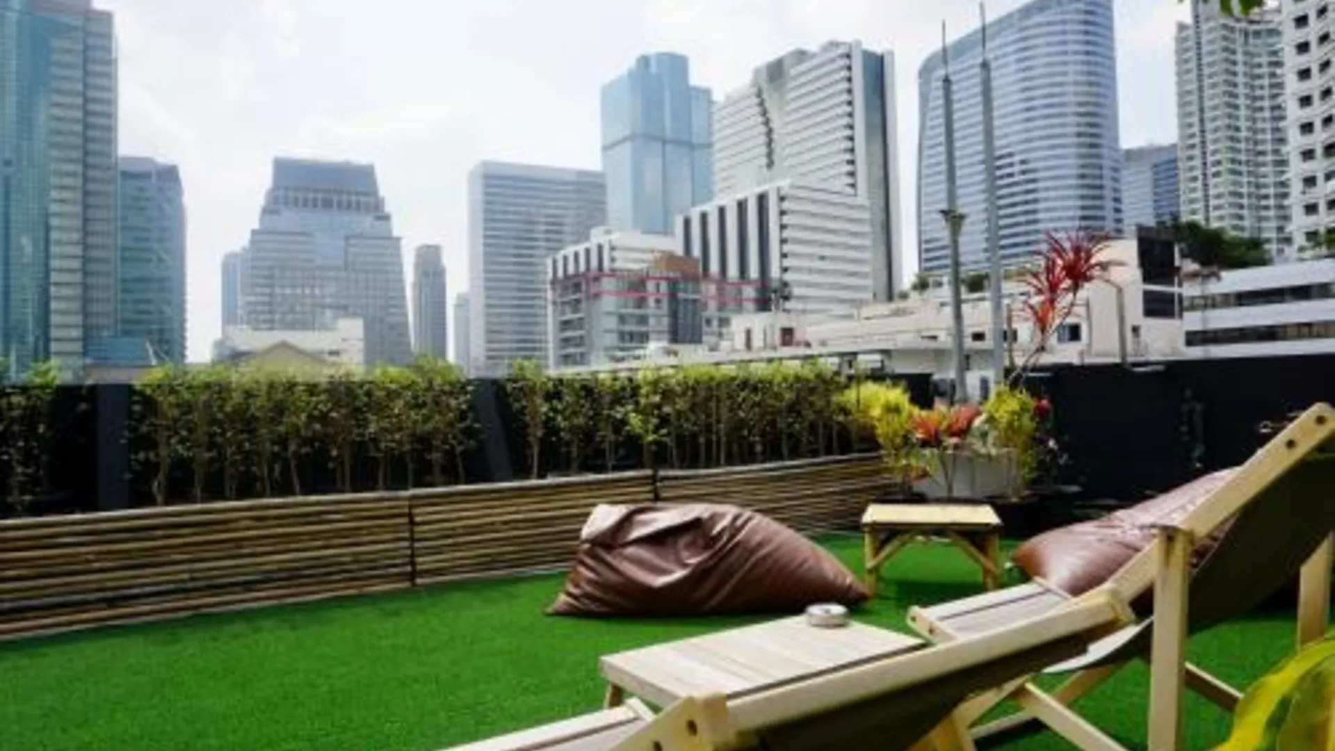 방콕 Silom Soi 3 Hash Apartment hip and funky with rooftop view 3성급 싱글룸 부대시설