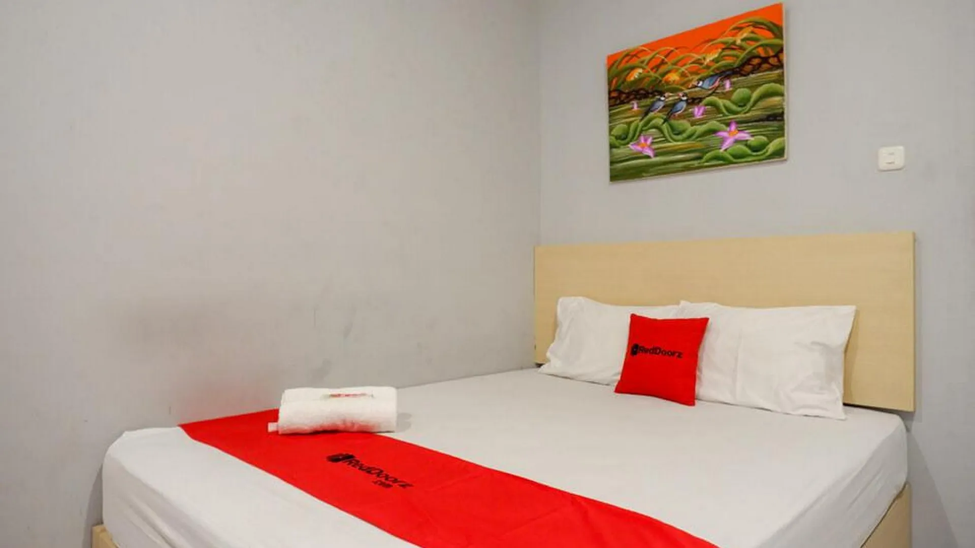 마카사르 RedDoorz Plus @Hawai Inn Near Mall of Panakukang 3성급 호텔 객실